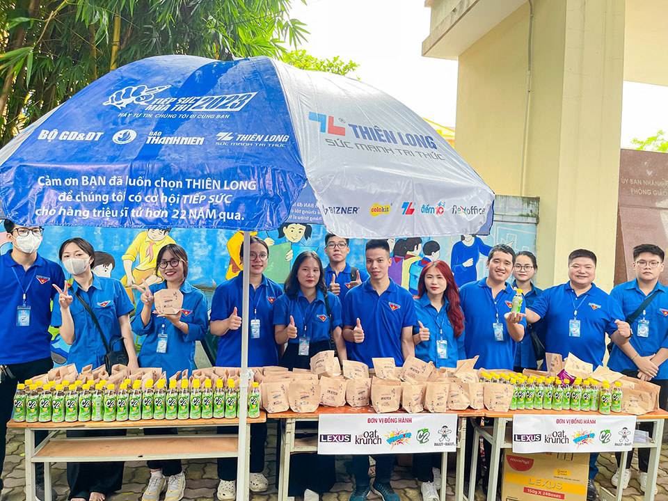 Tuổi trẻ phường Xuân Đỉnh, quận Bắc Từ Liêm tiếp sức nước uống và thực phẩm cho các thí sinh, người nhà thí sinh trong kỳ thi tốt nghiệp THPT 2023.