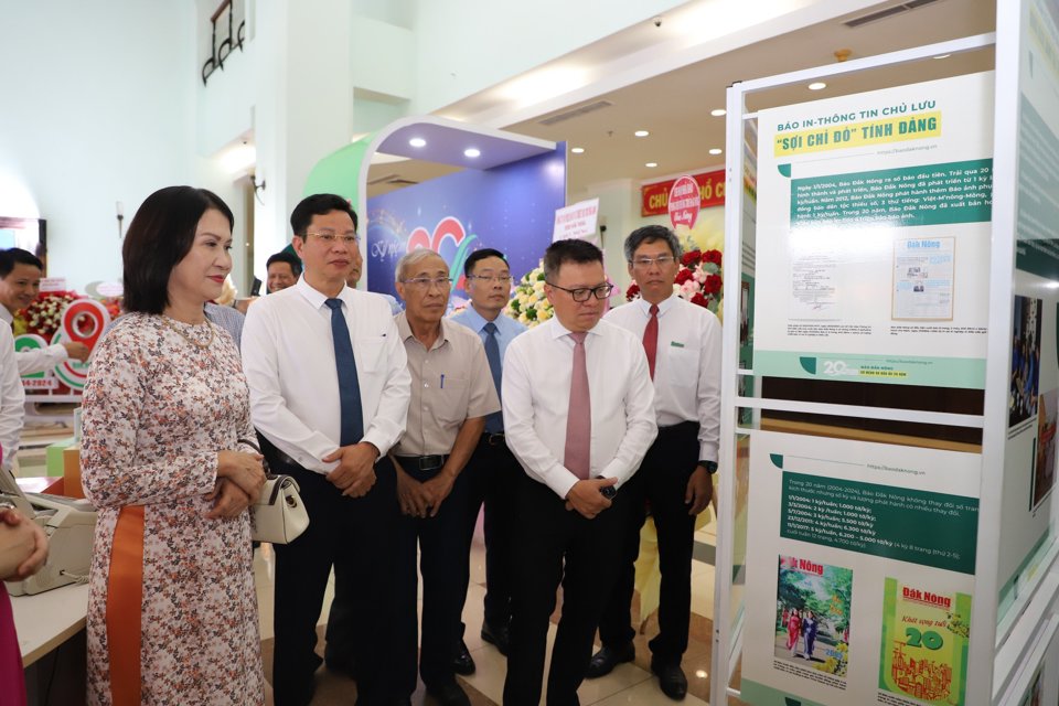Đồng chí Lê Quốc Minh tham quan quá trình 20 năm hình thành và phát triển của Báo Đắk Nông.
