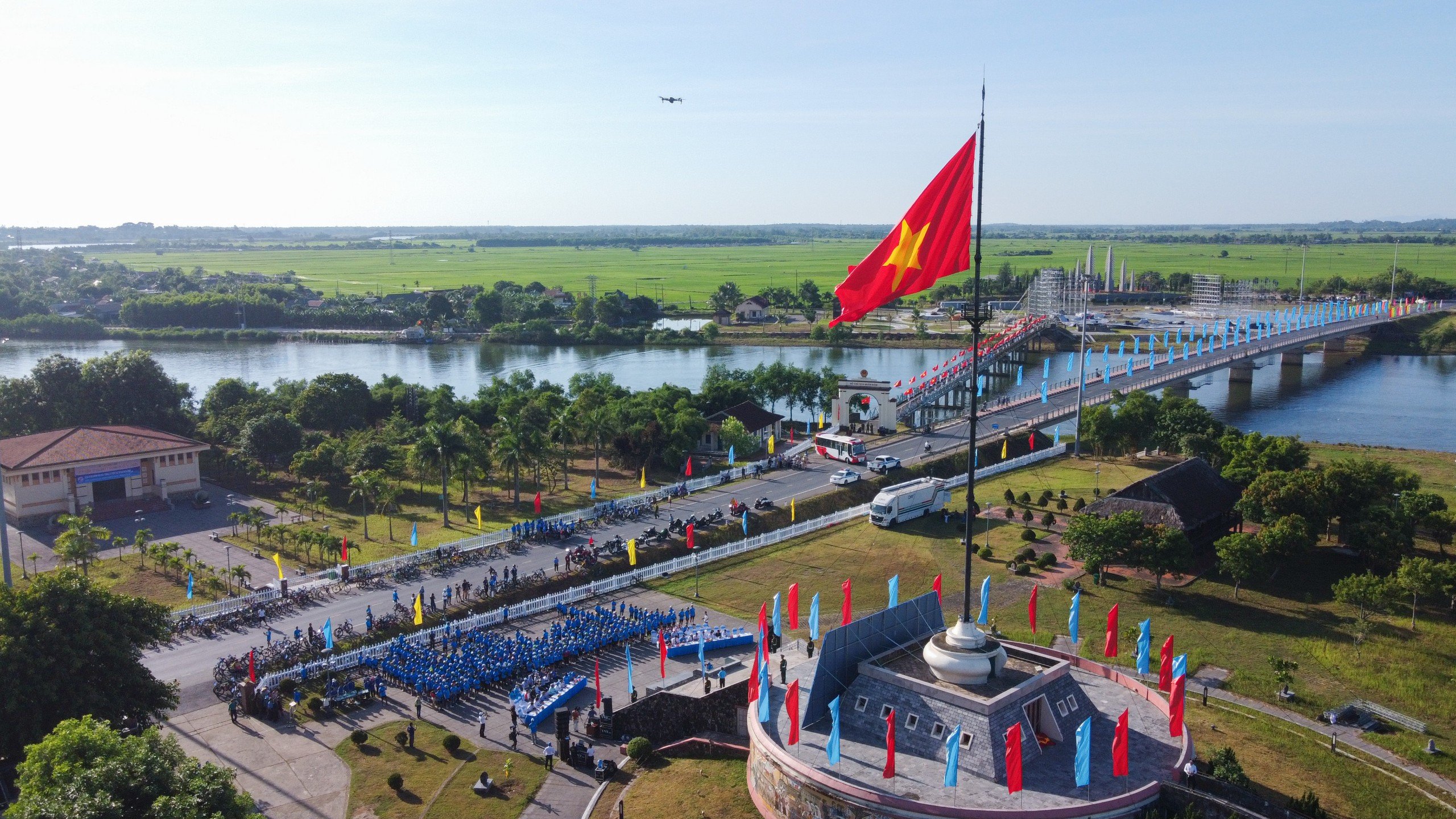 Ký tên lên lá cờ, chuyển đi thông điệp ‘Chung tay kiến tạo thế giới hòa bình’- Ảnh 1. Ký tên lên lá cờ, chuyển đi thông điệp ‘Chung tay kiến tạo thế giới hòa bình’- Ảnh 1.
