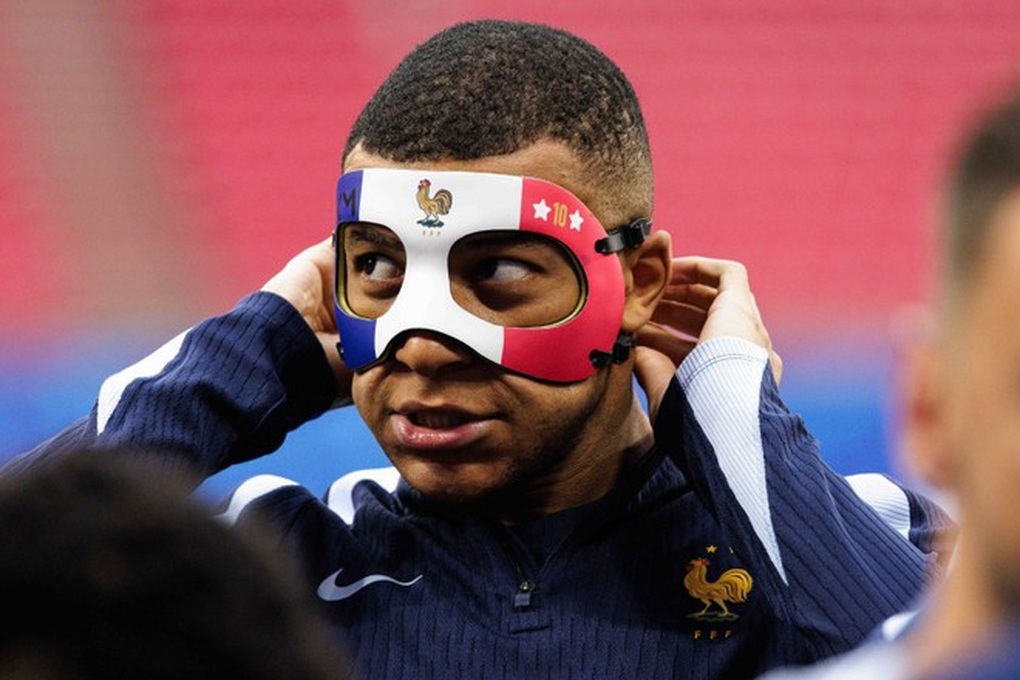Kylian Mbappe bị UEFA tuýt còi vì mặt nạ đặc biệt - 1 Kylian Mbappe bị UEFA tuýt còi vì mặt nạ đặc biệt - 1