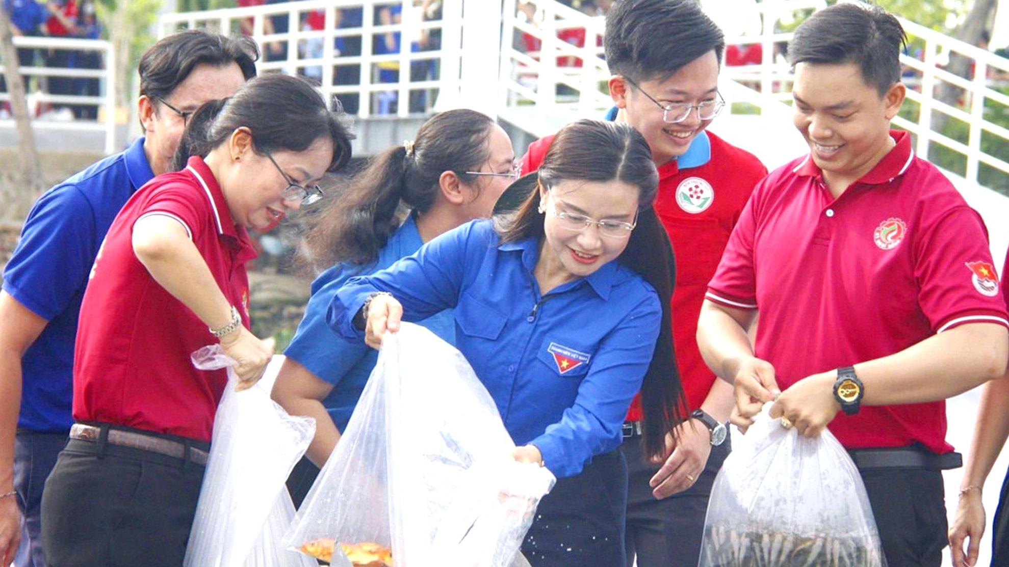 Làm ngay các công trình hữu ích cho cộng đồng- Ảnh 2. Cùng tham gia thả cá tái tạo nguồn lợi thủy sản sông Sài Gòn ngay sau lễ ra quân - Ảnh: C.TRIỆU
