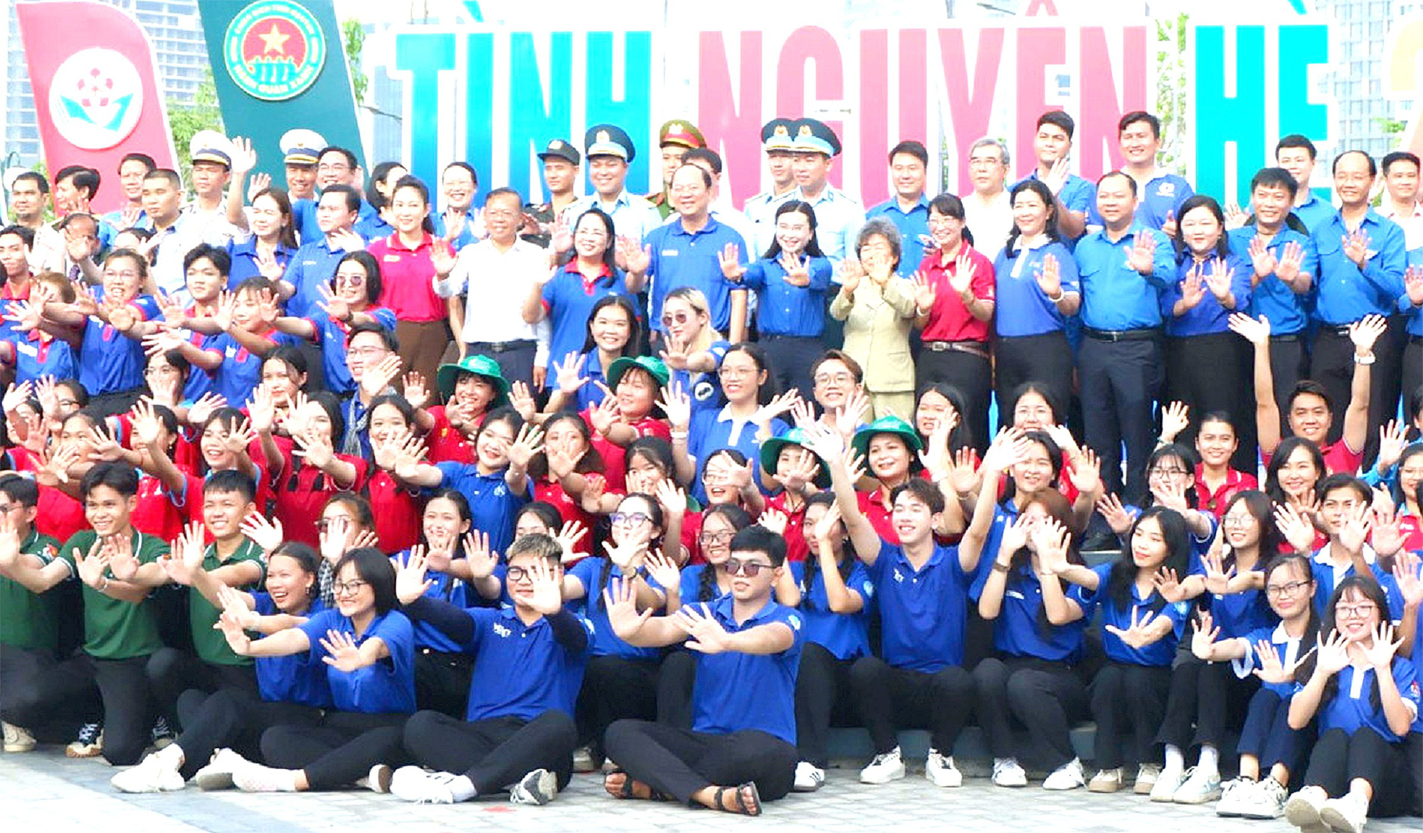 Làm ngay các công trình hữu ích cho cộng đồng- Ảnh 1. Chiến sĩ tình nguyện TP.HCM chính thức bước vào những ngày hè sôi động năm 2024 với lễ ra quân ngày 2-6 - Ảnh: K.ANH