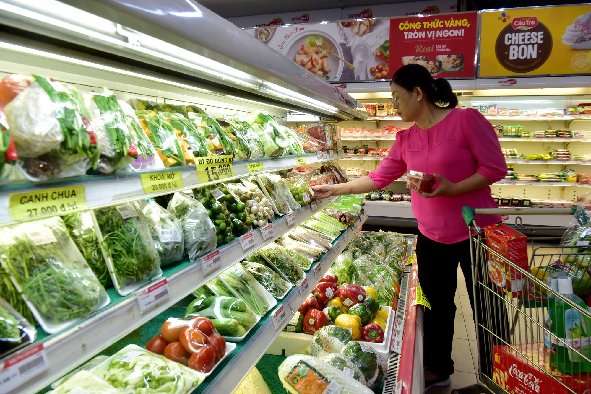 Nhiều bà nội trợ lo ngại khi lương lên được một tí thì giá rục rịch lên theo - Ảnh: T.T.D. Nhiều bà nội trợ lo ngại khi lương lên được một chút thì giá rục rịch lên theo - Ảnh: T.T.D.