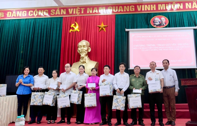 “Trao gửi yêu thương”: Lan tỏa tình yêu thương và sự ấm áp tới các hoàn cảnh khó khăn - Ảnh 1. “Trao gửi yêu thương”: Lan tỏa tình yêu thương và sự ấm áp tới các hoàn cảnh khó khăn - Ảnh 1.