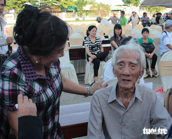 Nghệ sĩ Lệ Thủy (bìa trái) vui vẻ hỏi hỏi thăm Nghệ sĩ Lệ Thủy (bìa trái) vui vẻ hỏi thăm "chú Bảy Viễn Châu" trước đêm diễn NSND Viễn Châu - Tri ân quê hương năm 2012 tại Trà Vinh - Ảnh: LINH ĐOAN