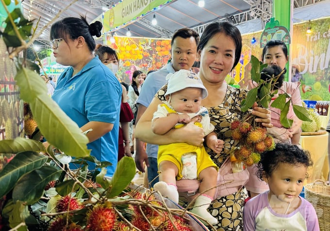 img4544-17181943763631942488854-055644_632-055644.jpeg Lễ hội trái cây Long Khánh thu hút rất đông du khách và người dân đến vui chơi, mua sắm và thưởng thức trái cây ngon... Ảnh: Minh Sáng.