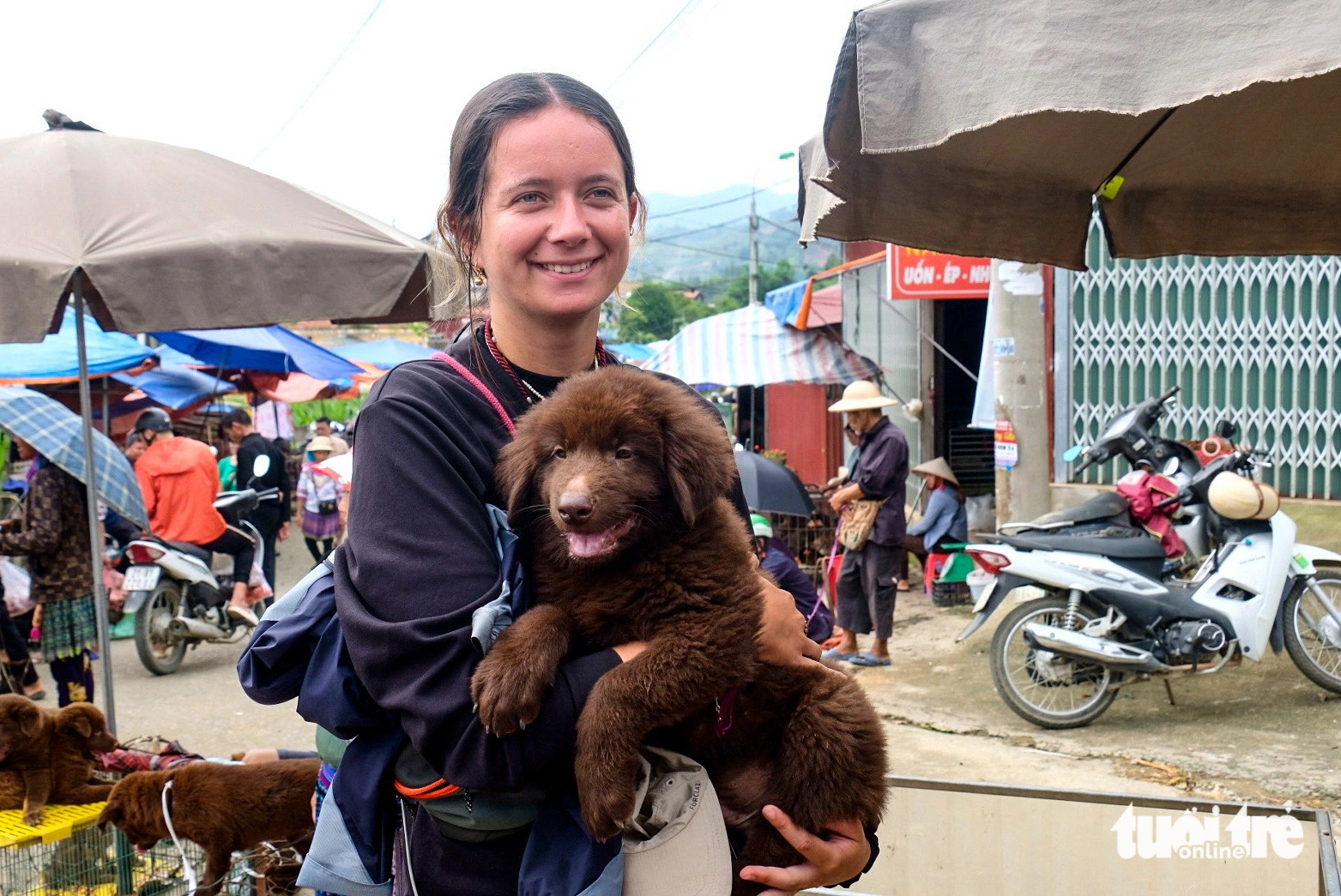 Du khách nước ngoài thích thú trải nghiệm tại phiên chợ Bắc Hà Du khách nước ngoài thích thú trải nghiệm tại phiên chợ Bắc Hà
