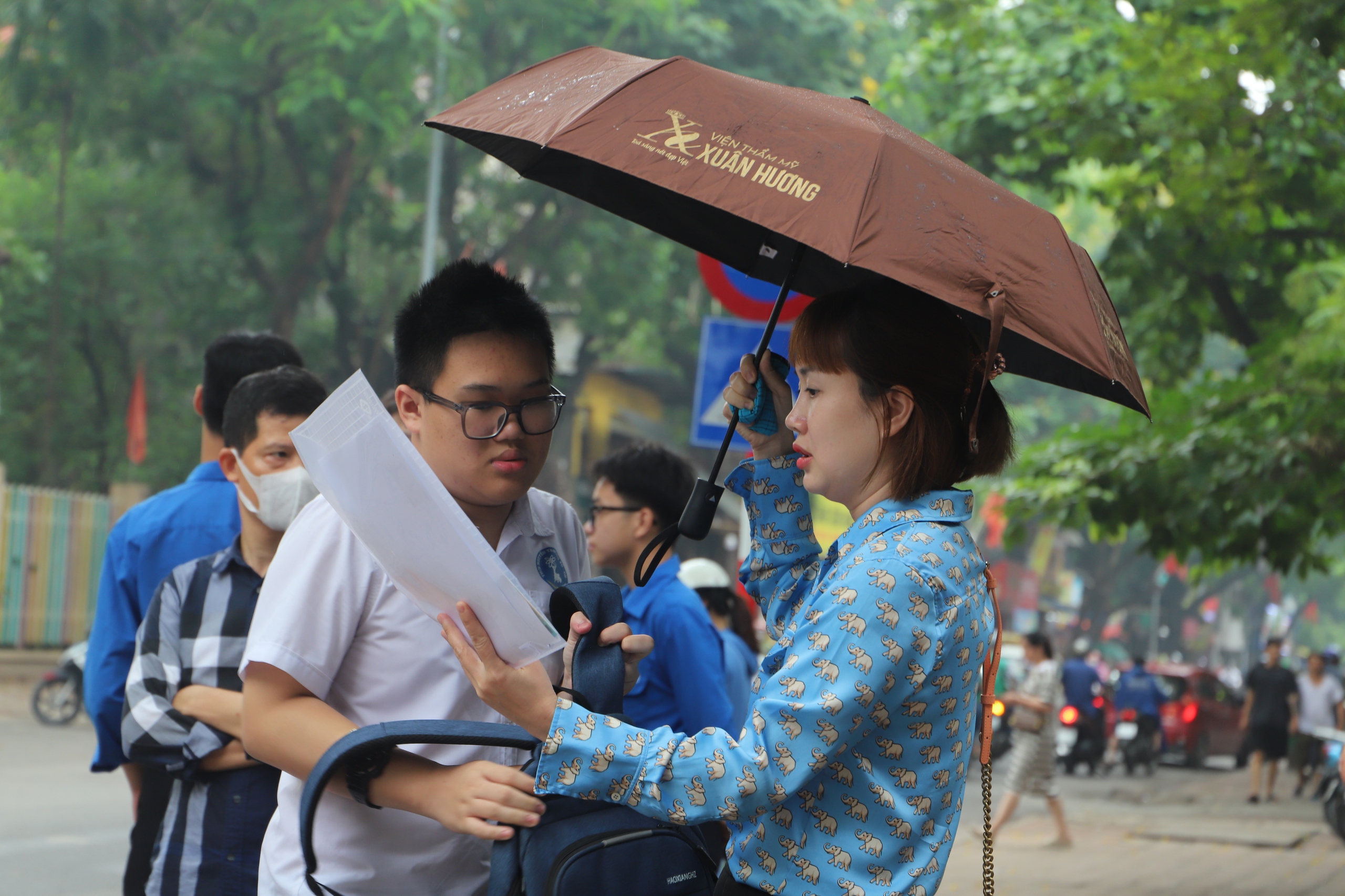 Thi vào 10 Hà Nội: Lo tắc đường, phụ huynh chở con đến trường thi trước 2 tiếng- Ảnh 1. Thi vào 10 Hà Nội: Lo tắc đường, phụ huynh chở con đến trường thi trước 2 tiếng- Ảnh 1.