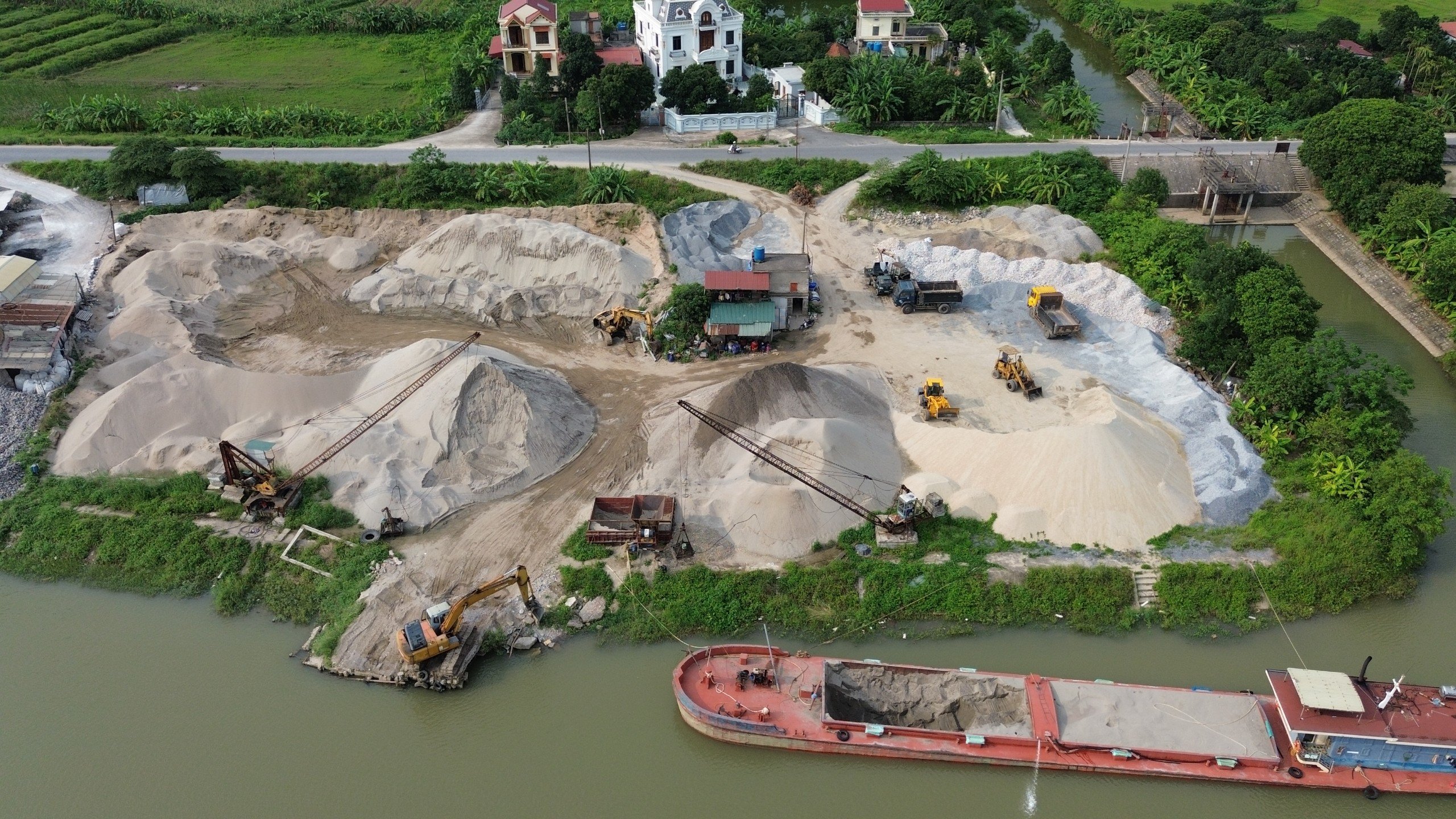 Loạt bến bãi trái phép ven sông Trà Lý, xã loay hoay xử lý- Ảnh 1. Loạt bến bãi trái phép ven sông Trà Lý, xã loay hoay xử lý- Ảnh 1.