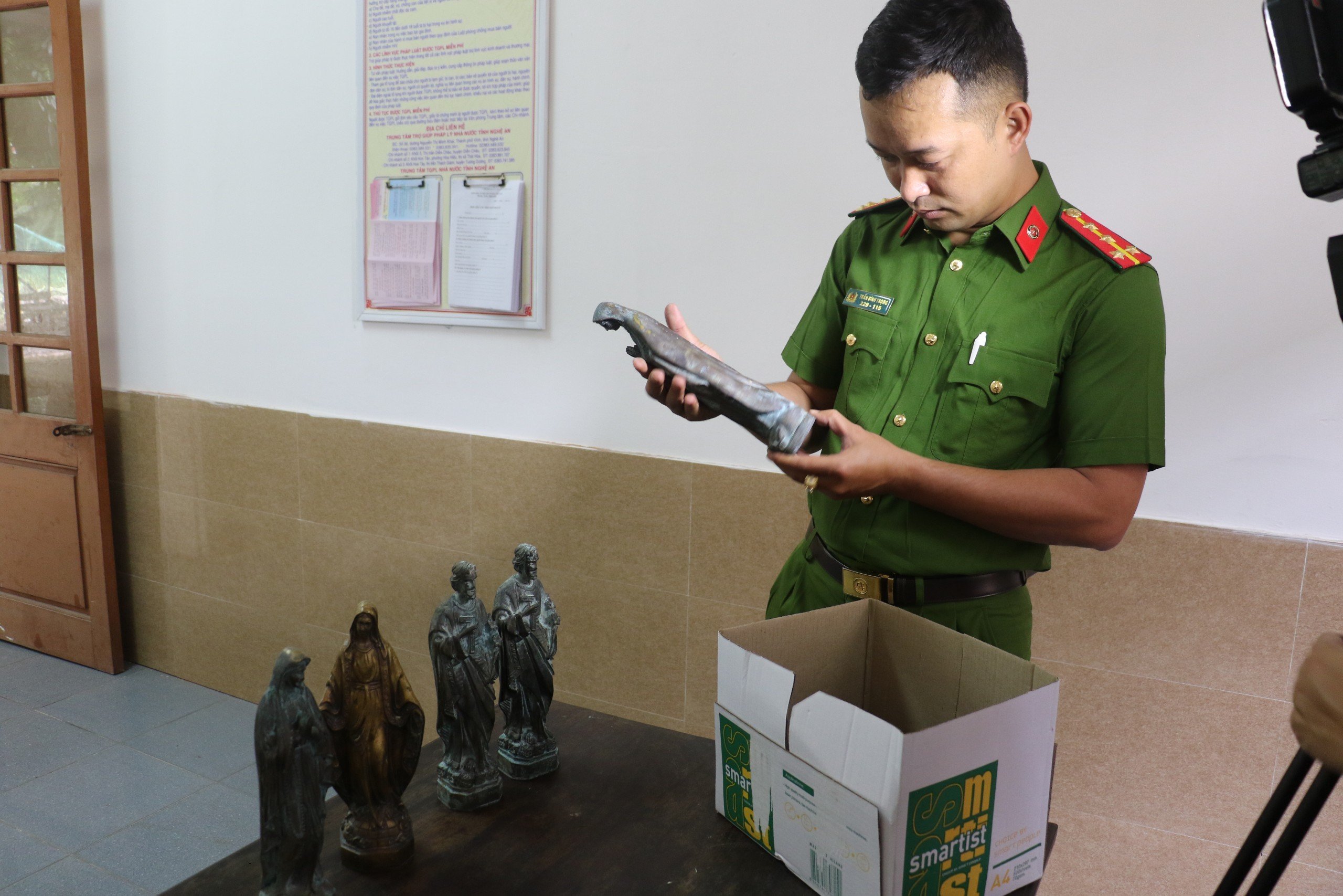 Lừa bán tượng cổ, chiếm đoạt hàng tỉ đồng- Ảnh 1. Lừa bán tượng cổ, chiếm đoạt hàng tỉ đồng- Ảnh 1.