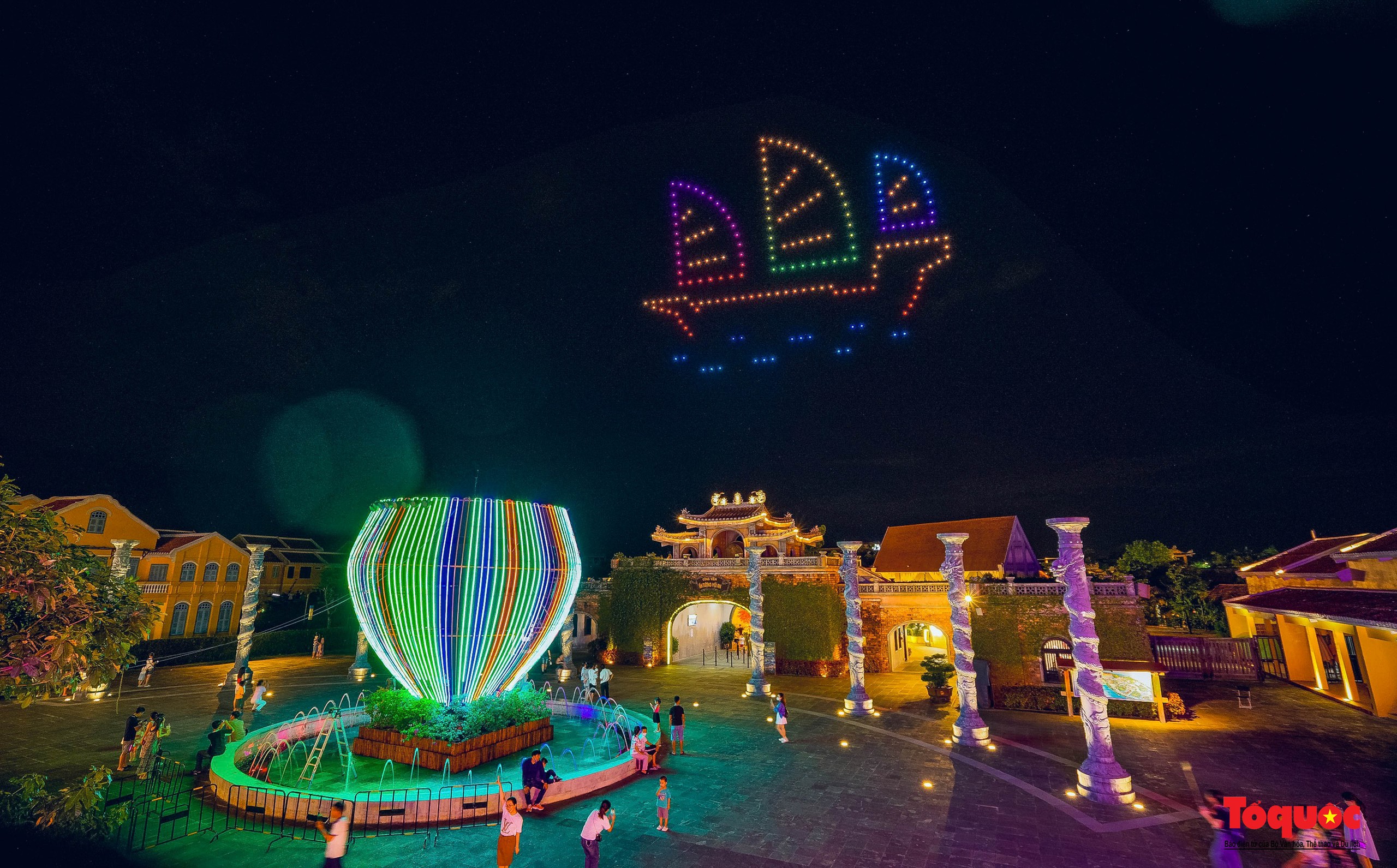 Mãn nhãn màn trình diễn ánh sáng drone light “Thắp sáng bầu trời” ở Hội An - Ảnh 1. Mãn nhãn màn trình diễn ánh sáng drone light “Thắp sáng bầu trời” ở Hội An - Ảnh 1.