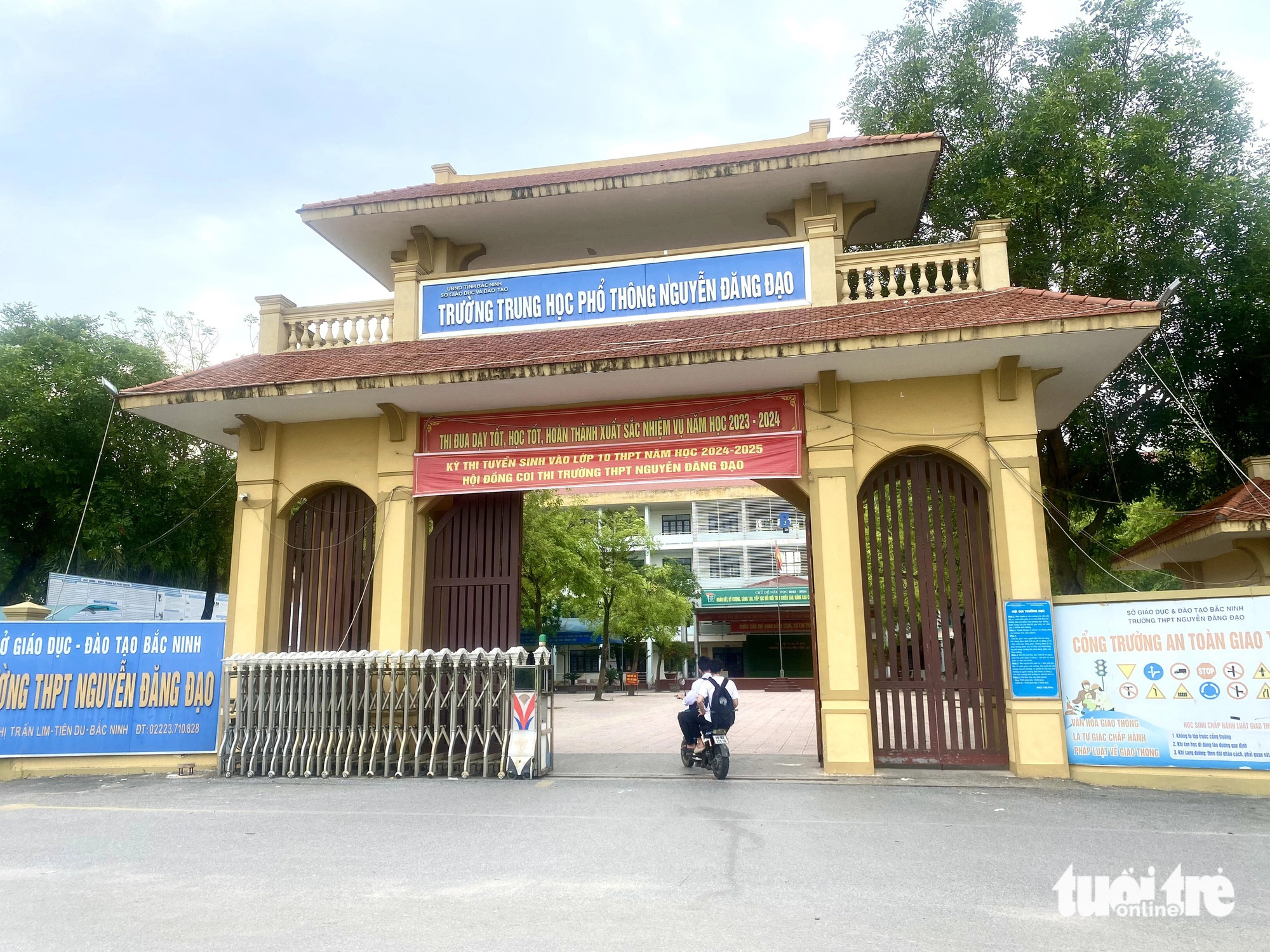 Mạng xã hội tố giám thị ép thí sinh mang bài thi làm sớm ra nhà vệ sinh để chụp ảnh- Ảnh 1. Trường THPT Nguyễn Đăng Đạo, huyện Tiên Du, tỉnh Bắc Ninh, điểm thi vào lớp 10 được phụ huynh nhắc đến trong bài viết - Ảnh: NGUYÊN BẢO