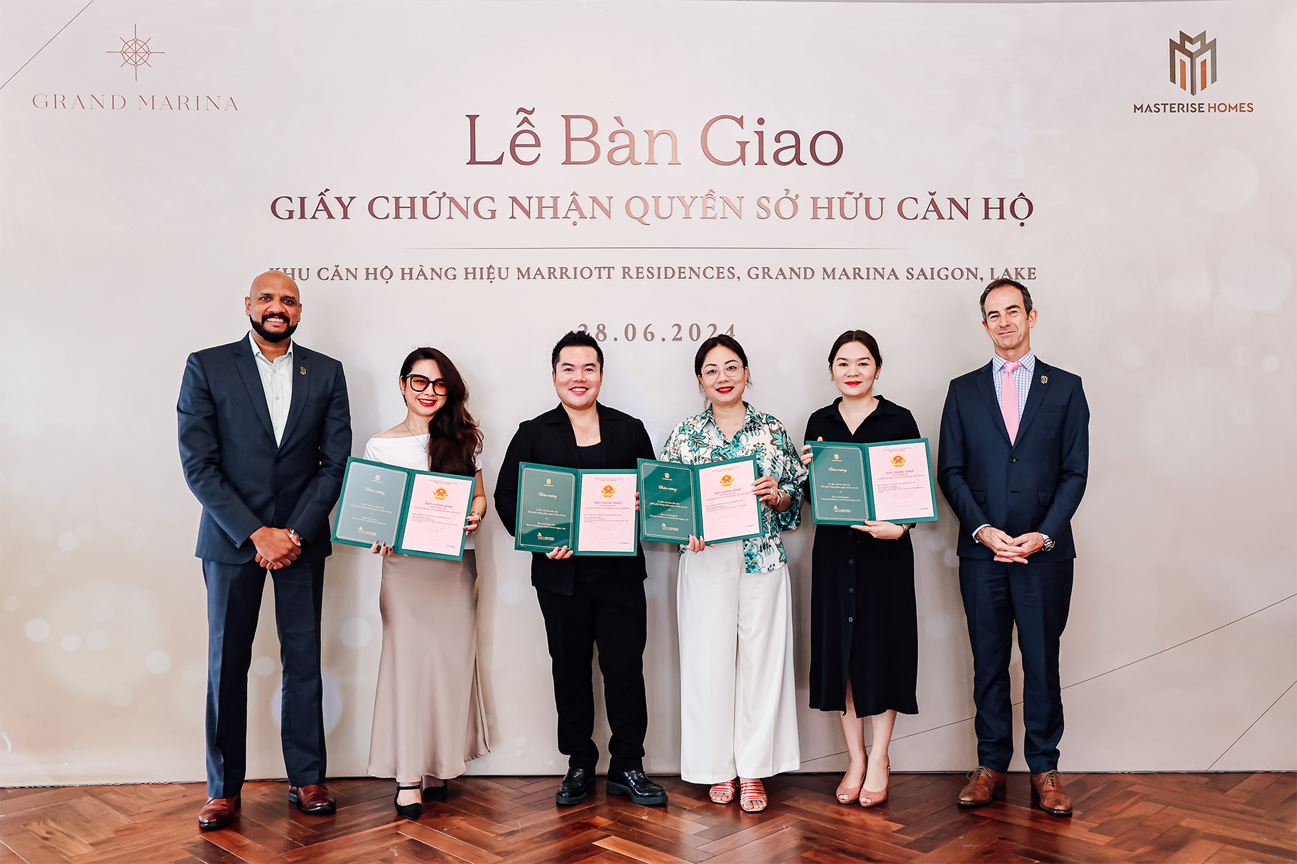 Đại diện Masterise Homes bàn giao sổ hồng các căn hộ hàng hiệu Marriott đầu tiên. Ảnh: Masterise Homes Đại diện Masterise Homes bàn giao sổ hồng các căn hộ hàng hiệu Marriott đầu tiên. Ảnh: Masterise Homes