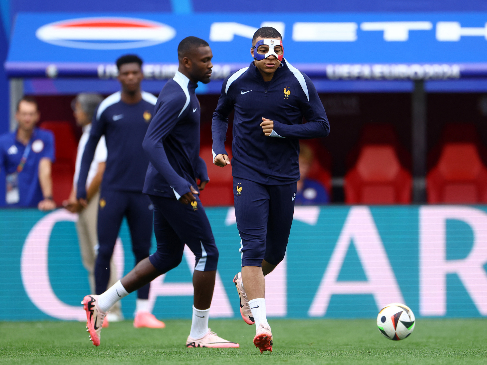 Mbappe xuất hiện với mặt nạ mới, sẵn sàng đánh bại Hà Lan- Ảnh 1. Mbappe xuất hiên với chiếc mặt nạ in hình quốc kỳ Pháp - Ảnh: REUTERS
