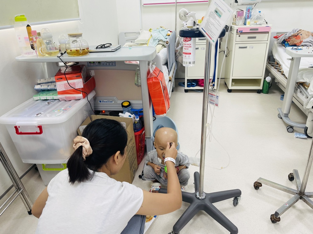 Mẹ đơn thân đêm livestream ở bệnh viện, sáng cùng con chiến đấu với ung thư - 3 Mẹ đơn thân đêm livestream ở bệnh viện, sáng cùng con chiến đấu với ung thư - 3