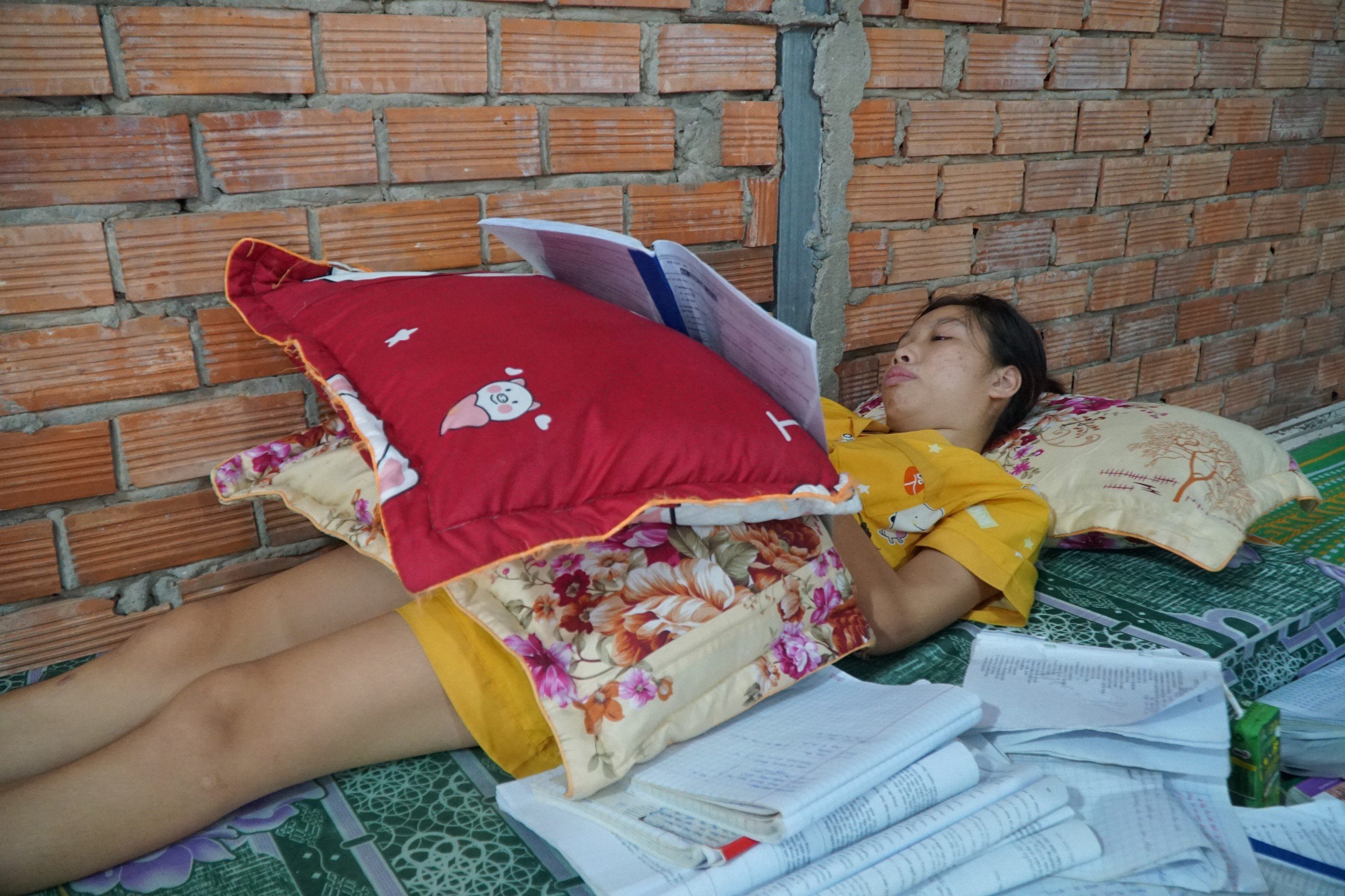 Nữ sinh bị gãy đốt sống lưng phải nằm để làm bài thi vào lớp 10 ở TPHCM - Ảnh 1. Nữ sinh bị gãy đốt sống lưng phải nằm để làm bài thi vào lớp 10 ở TPHCM - Ảnh 1.