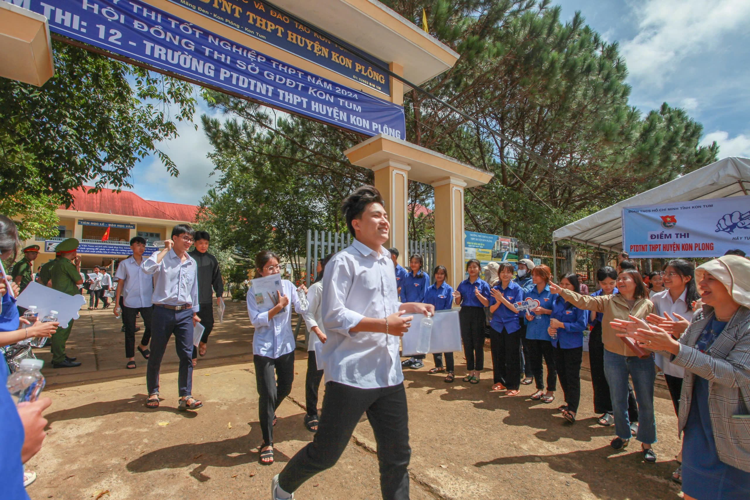Mẹ và con cùng thi tốt nghiệp THPT tại một điểm trường- Ảnh 1. Mẹ và con cùng thi tốt nghiệp THPT tại một điểm trường- Ảnh 1.