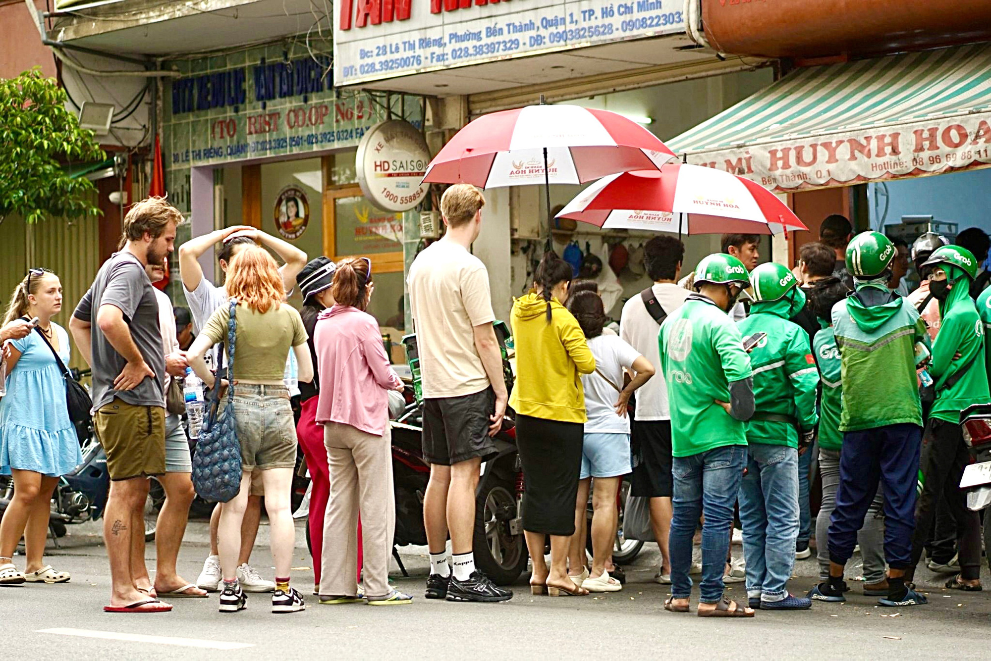 Michelin ngó lơ bánh mì Việt?- Ảnh 1. Khách xếp hàng dài đợi mua bánh mì Huynh Hoa - một trong những thương hiệu bánh mì có tiếng ở TP.HCM - Ảnh: FBHH