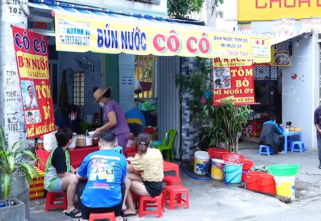 Món ngon bún nước và mì trộn của 'các cô' mà bạn nên thử tại TP.HCM- Ảnh 1. Món ngon bún nước và mì trộn của 'các cô' mà bạn nên thử tại TP.HCM- Ảnh 1.