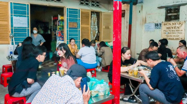 Món ngon bún nước và mì trộn của 'các cô' mà bạn nên thử tại TP.HCM- Ảnh 3. Món ngon bún nước và mì trộn của 'các cô' mà bạn nên thử tại TP.HCM- Ảnh 3.