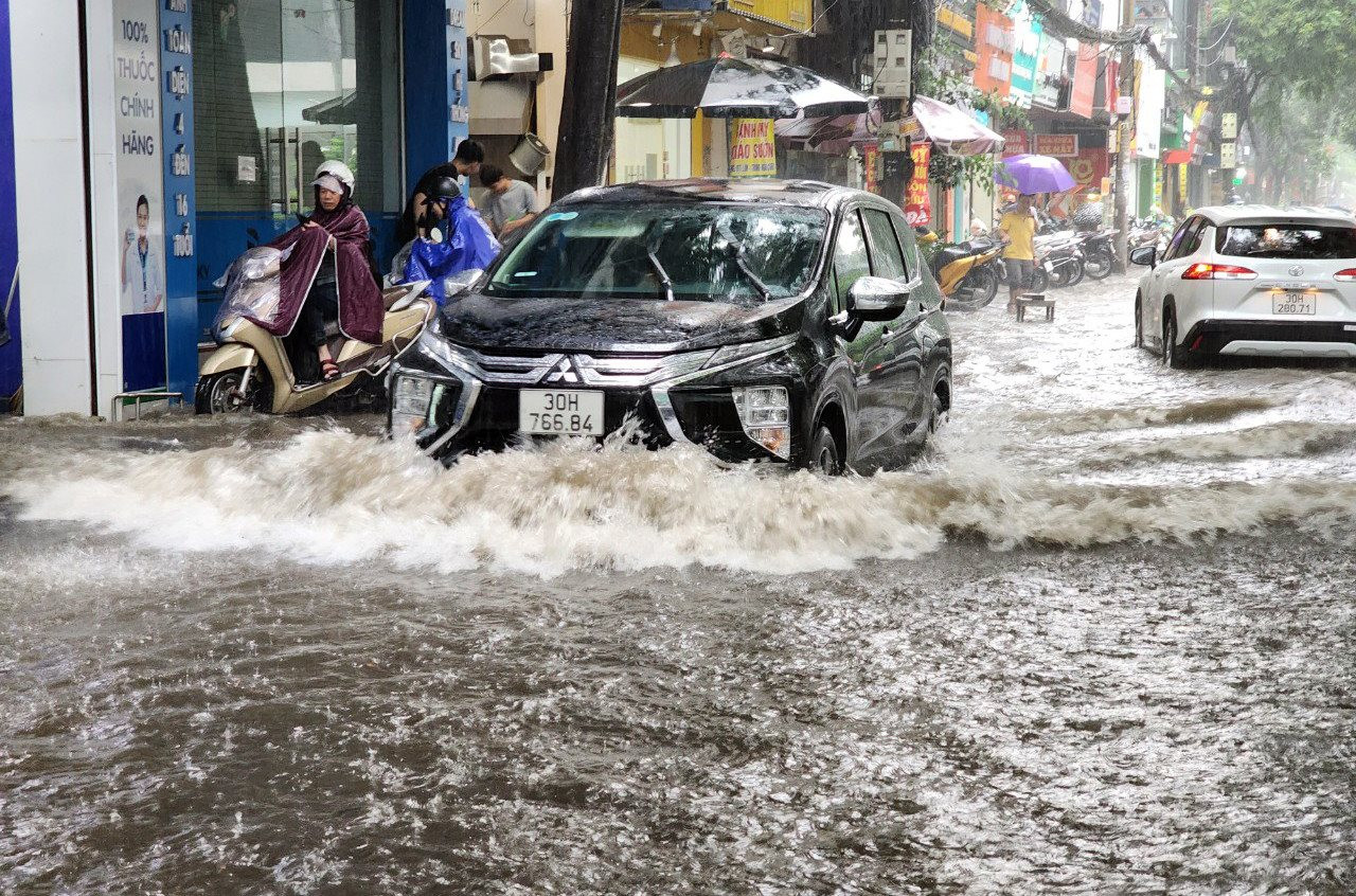 Mưa to đến rất to, Trung tâm Khí tượng cảnh báo nhiều tuyến phố Hà Nội ngập úng với độ sâu phổ biến từ 30-50cm- Ảnh 1. Mưa to đến rất to, Trung tâm Khí tượng cảnh báo nhiều tuyến phố Hà Nội ngập úng với độ sâu phổ biến từ 30-50cm- Ảnh 1.
