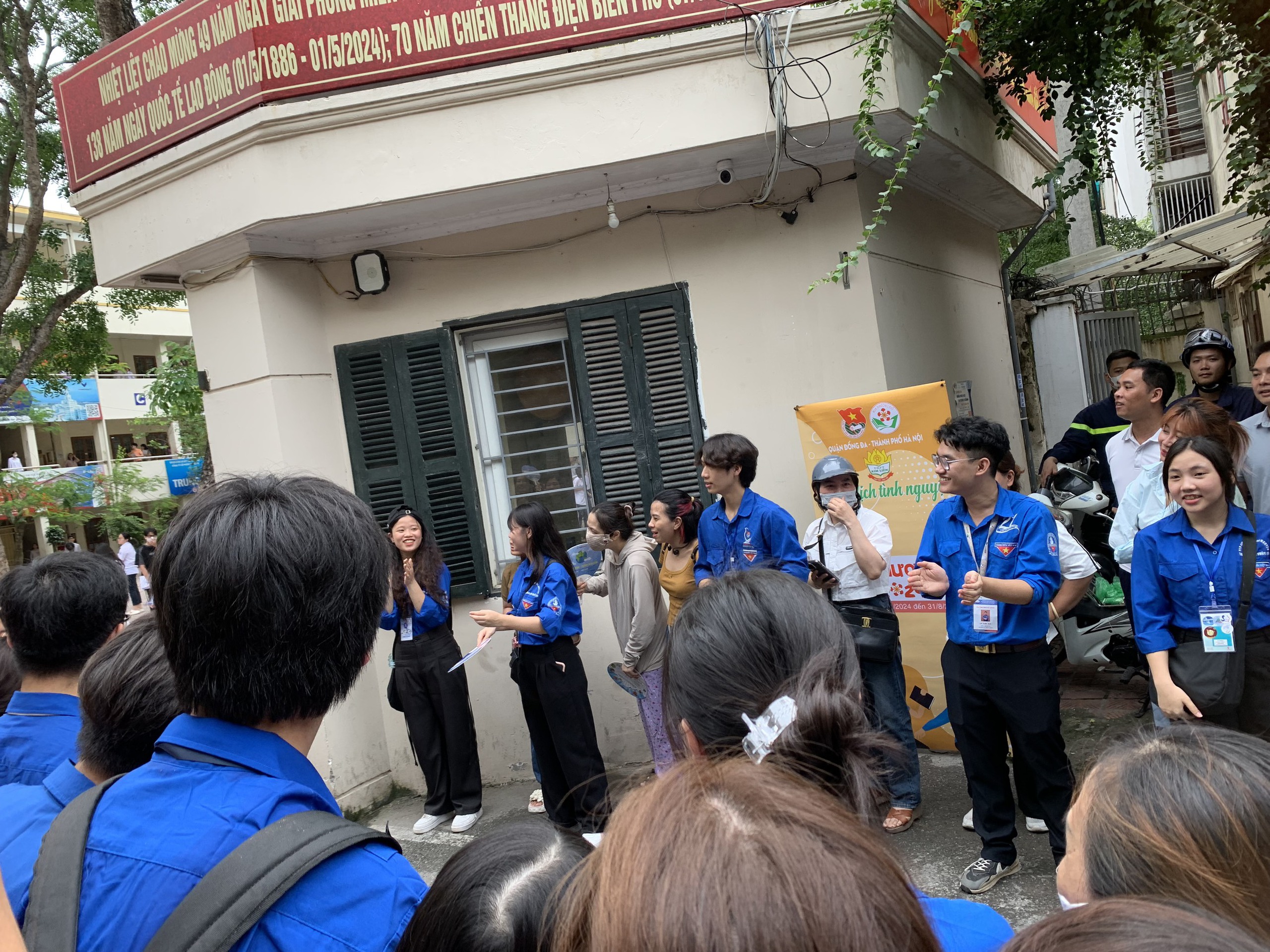 Ông bố Xuân Bắc đưa con trai đi thi tại điểm thi trường PTTH Kim Liên- Ảnh 1. Ông bố Xuân Bắc đưa con trai đi thi tại điểm thi trường PTTH Kim Liên- Ảnh 1.