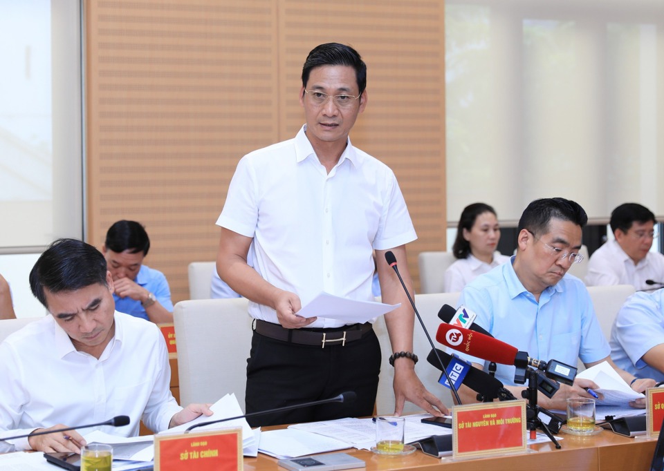 Giám đốc Sở TN&MT Lê Thanh Nam trả lời tại phiên giải trình của Thường trực HĐND TP Hà Nội