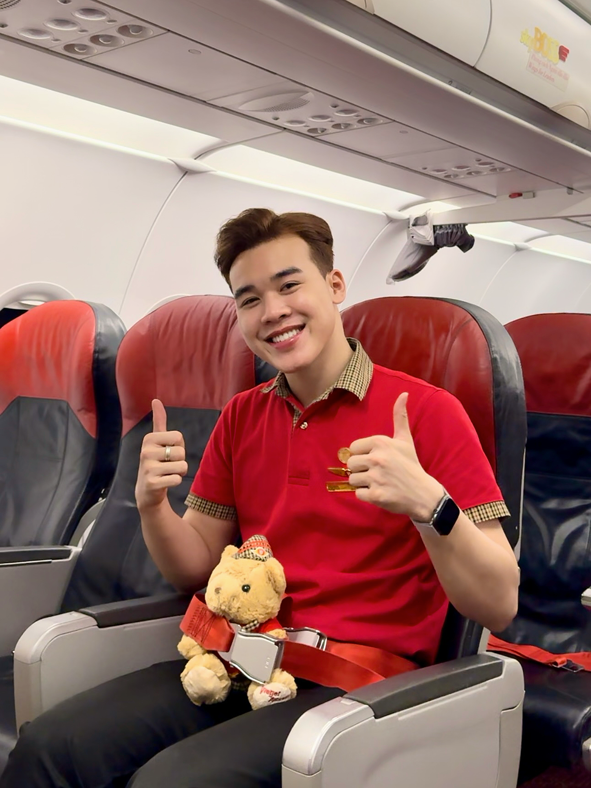 Nam tiếp viên hàng không hé lộ mức lương, điều đặc biệt chỉ nghề này mới có - 1 Nam tiếp viên hàng không hé lộ mức lương, điều đặc biệt chỉ nghề này mới có - 1