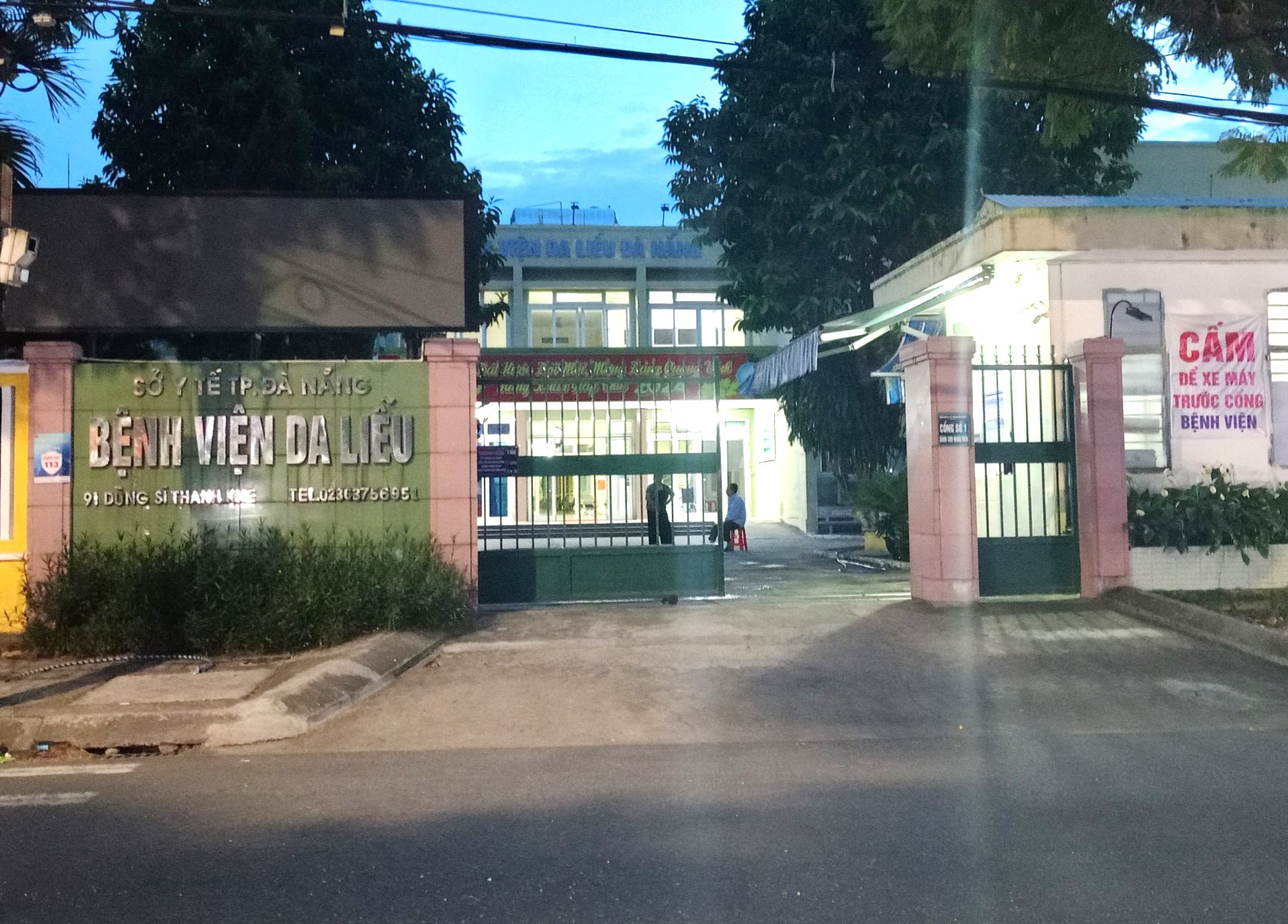 Nạt nộ bệnh nhân, y sĩ Bệnh viện Da liễu Đà Nẵng bị điều chuyển công tác- Ảnh 1. Nạt nộ bệnh nhân, y sĩ Bệnh viện Da liễu Đà Nẵng bị điều chuyển công tác- Ảnh 1.