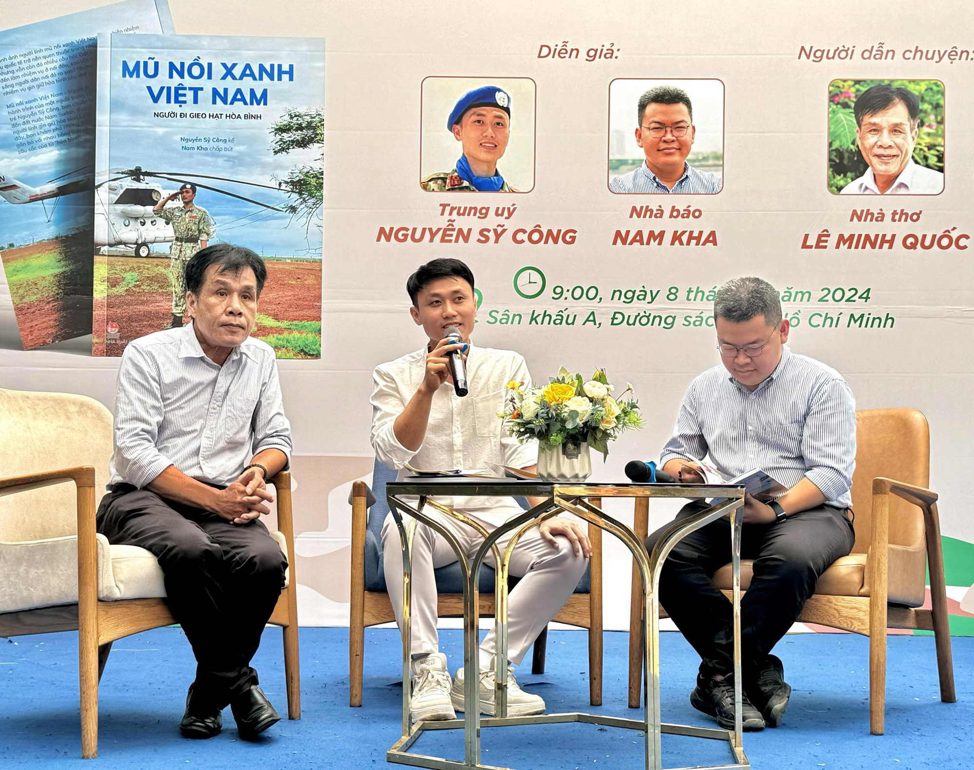 Nếu hòa bình là một hạt giống, hãy đem nó gieo vào lòng trẻ thơ- Ảnh 1. Từ trái qua: nhà thơ Lê Minh Quốc, trung úy Nguyễn Sỹ Công, nhà báo Nam Kha chia sẻ trong chương trình - Ảnh: HỒ LAM