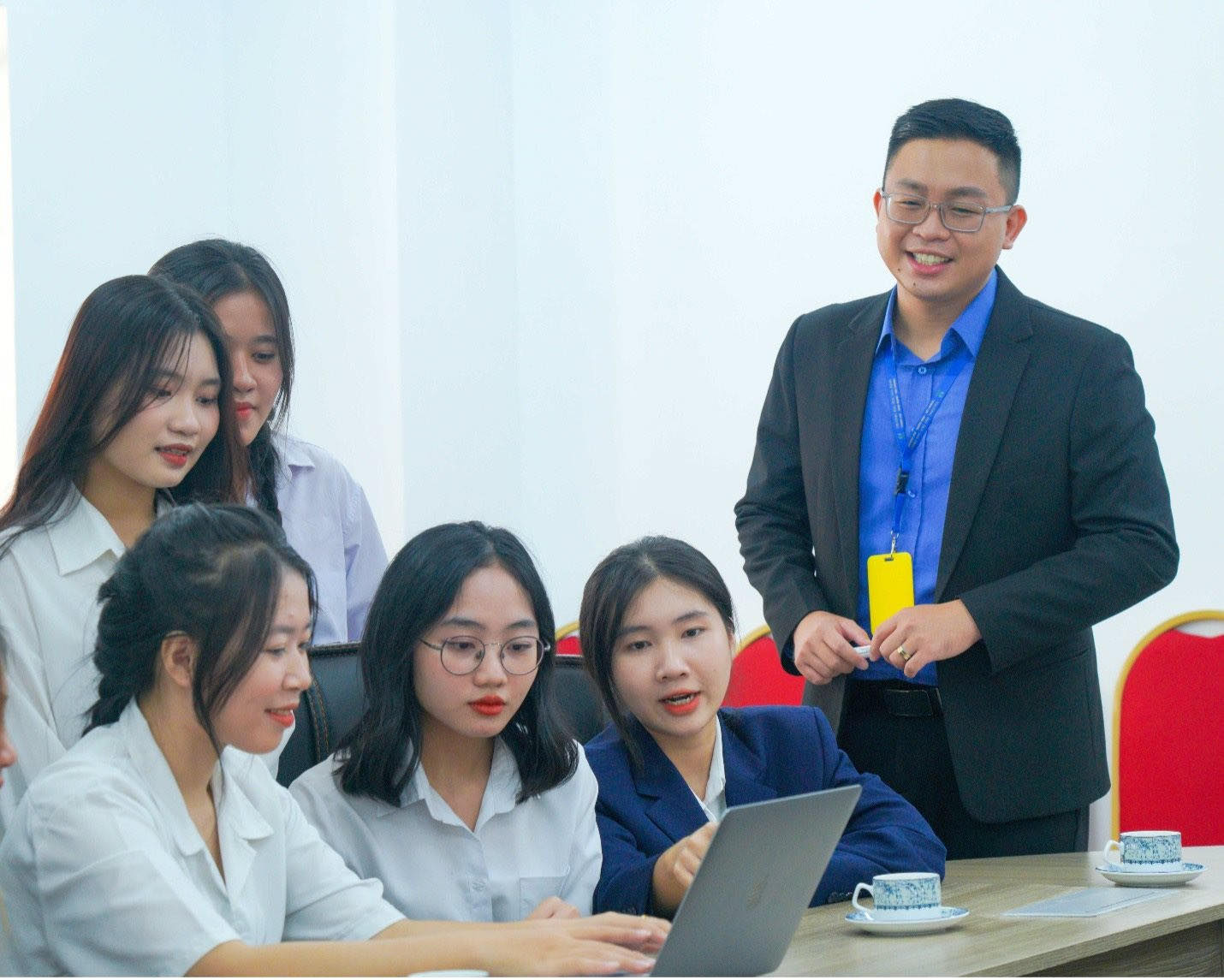 Tuyển sinh đại học 2024: Ngành nào 'sống khỏe', không lo lỗi thời?- Ảnh 1. Tuyển sinh đại học 2024: Ngành nào 'sống khỏe', không lo lỗi thời?- Ảnh 1.