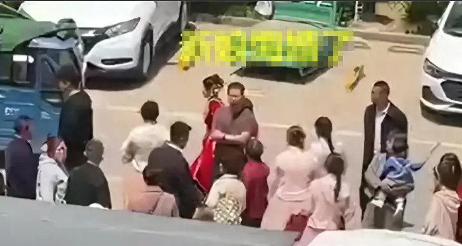 Nghe lời bạn thân đòi tiền xuống xe hoa, cô dâu biến đám cưới thành ngày buồn - Ảnh 1. Nghe lời bạn thân đòi tiền xuống xe hoa, cô dâu biến đám cưới thành ngày buồn - Ảnh 1.