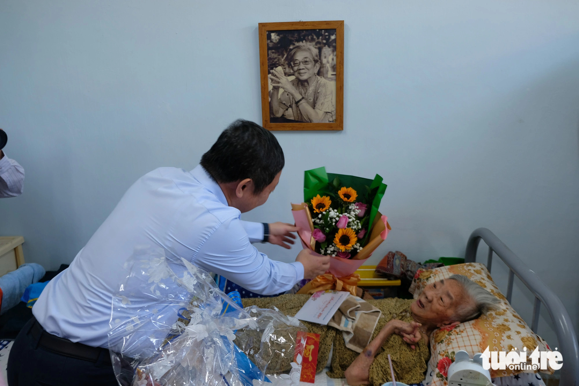 Ông Dương Anh Đức, giai đoạn là phó chủ tịch UBND TP.HCM, đã đến tận giường tặng hoa, quà cho nghệ sĩ Ngọc Bê ngày 27-2 - Ảnh: LINH ĐOAN Ông Dương Anh Đức, giai đoạn là phó chủ tịch UBND TP.HCM, đã đến tận giường tặng hoa, quà cho nghệ sĩ Ngọc Bê ngày 27-2 - Ảnh: LINH ĐOAN