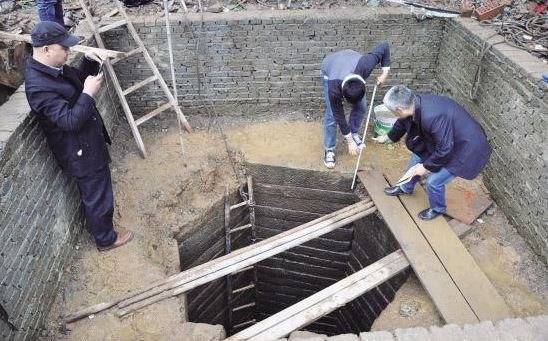 Nghi ngờ giếng cổ 1.500 năm tuổi chứa kho báu, chuyên gia dùng máy bơm hút cạn nước, trục vớt suốt 12 ngày đêm - Ảnh 1. Nghi ngờ giếng cổ 1.500 năm tuổi chứa kho báu, chuyên gia dùng máy bơm hút cạn nước, trục vớt suốt 12 ngày đêm - Ảnh 1.