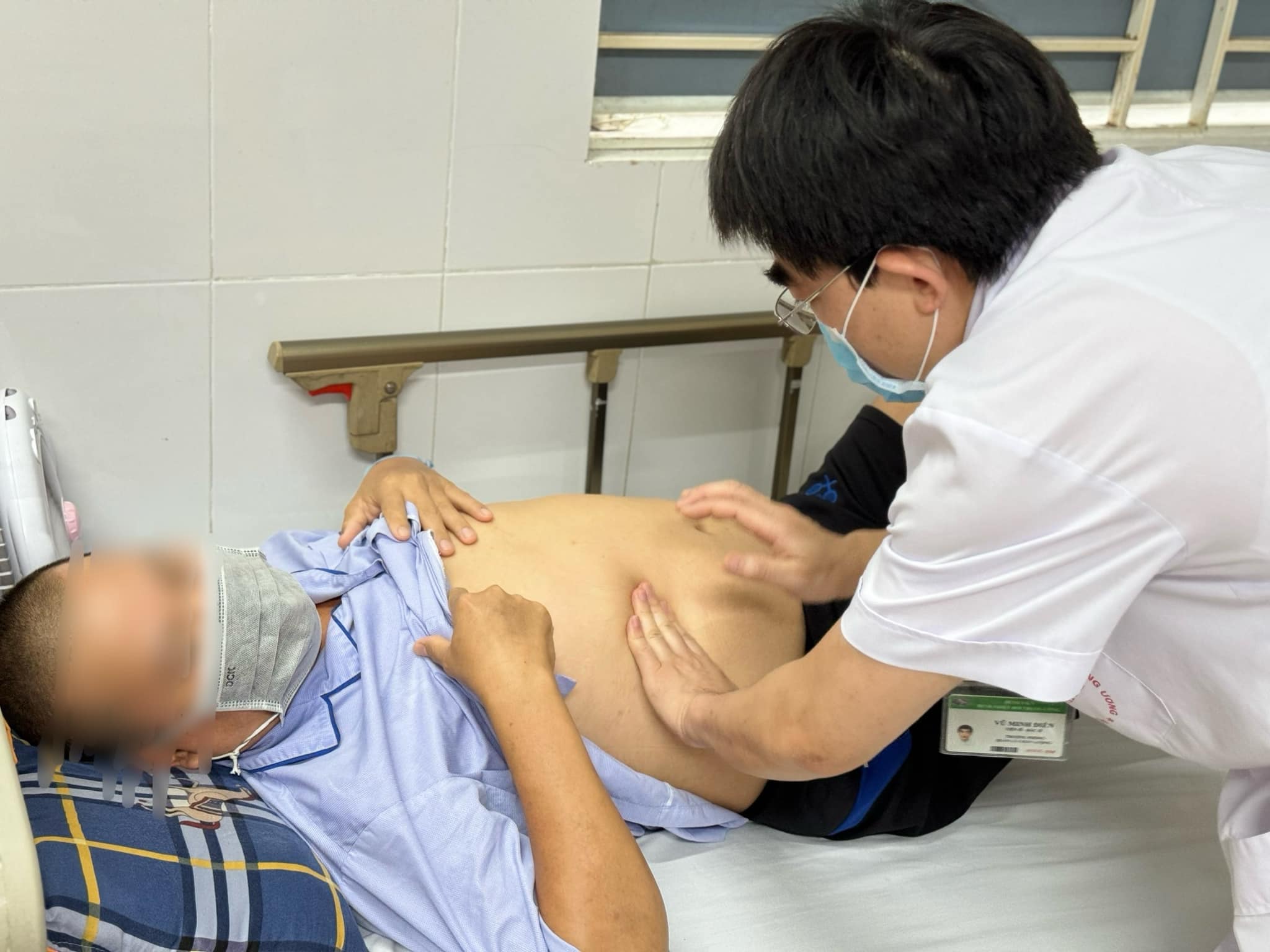 Nghiện ăn rau sống, người đàn ông nhập viện với ổ sán lá gan lớn- Ảnh 1. Nghiện ăn rau sống, người đàn ông nhập viện với ổ sán lá gan lớn- Ảnh 1.