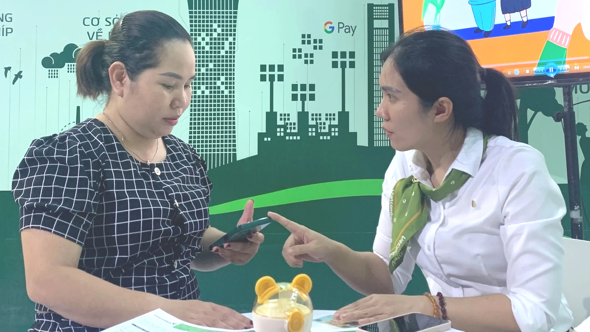 Người dân Phú Yên trải nghiệm thanh toán không dùng tiền mặt- Ảnh 1. Người dân Phú Yên trải nghiệm thanh toán không dùng tiền mặt- Ảnh 1.