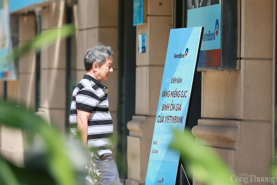 Hà Nội: Người dân đổ xô đi mua “vàng bình ổn giá” trong ngày đầu tiên Hà Nội: Người dân đổ xô đi mua “vàng bình ổn giá” trong ngày đầu tiên