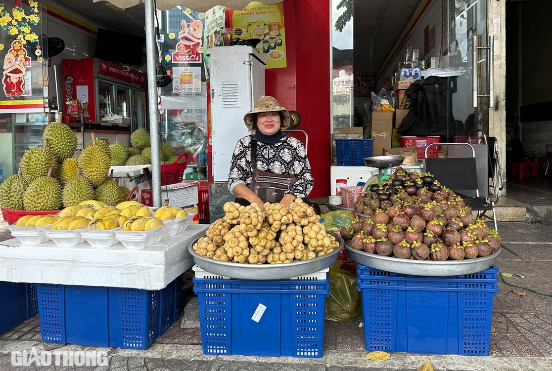 Người dân nói gì sau hơn 1 tháng TP.HCM cho thuê vỉa hè?- Ảnh 1. Người dân nói gì sau hơn 1 tháng TP.HCM cho thuê vỉa hè?- Ảnh 1.