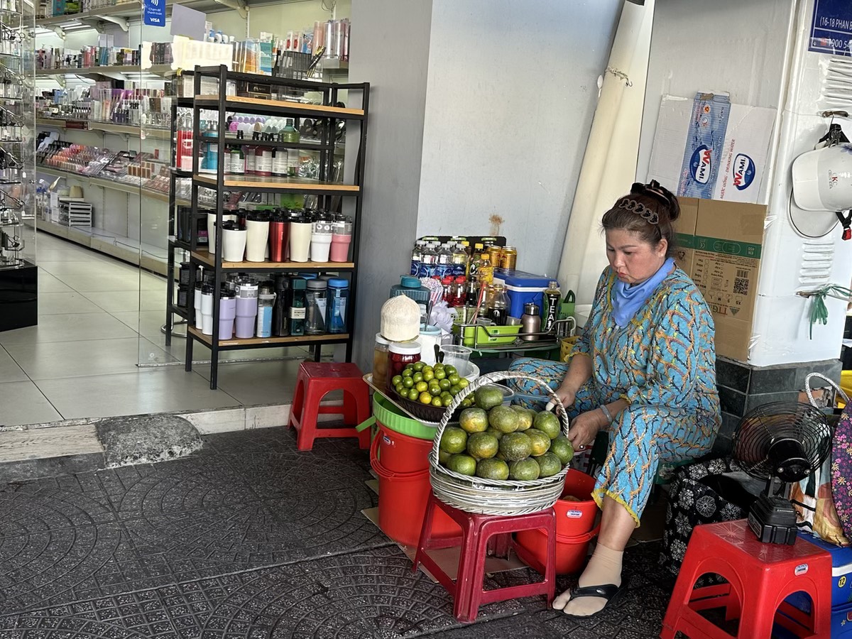 Người dân nói gì sau hơn 1 tháng TP.HCM cho thuê vỉa hè?- Ảnh 2. Người dân nói gì sau hơn 1 tháng TP.HCM cho thuê vỉa hè?- Ảnh 2.