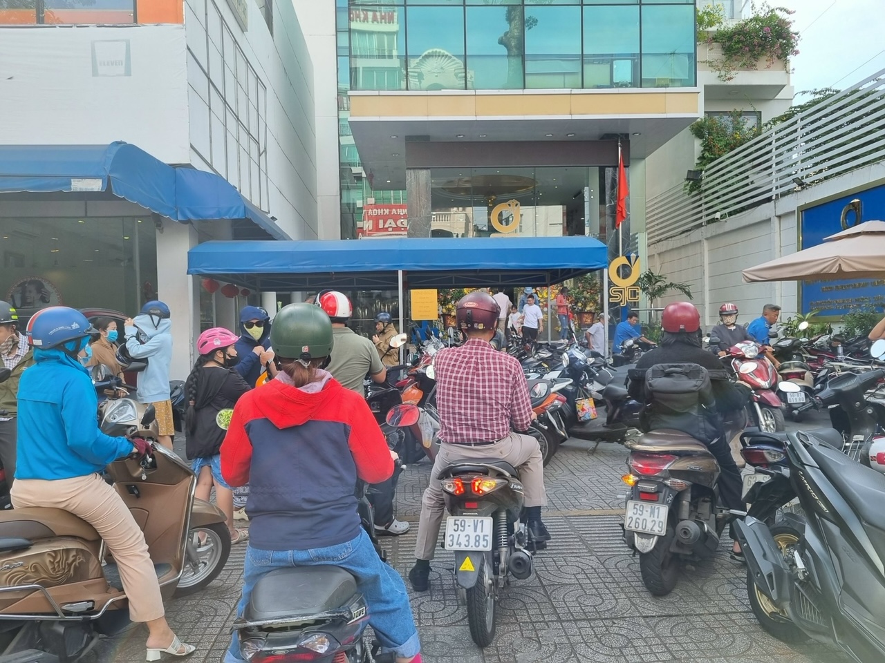 Người dân ùn ùn mua vàng, một số điểm tạm dừng vì quá tải, hết hàng- Ảnh 1.