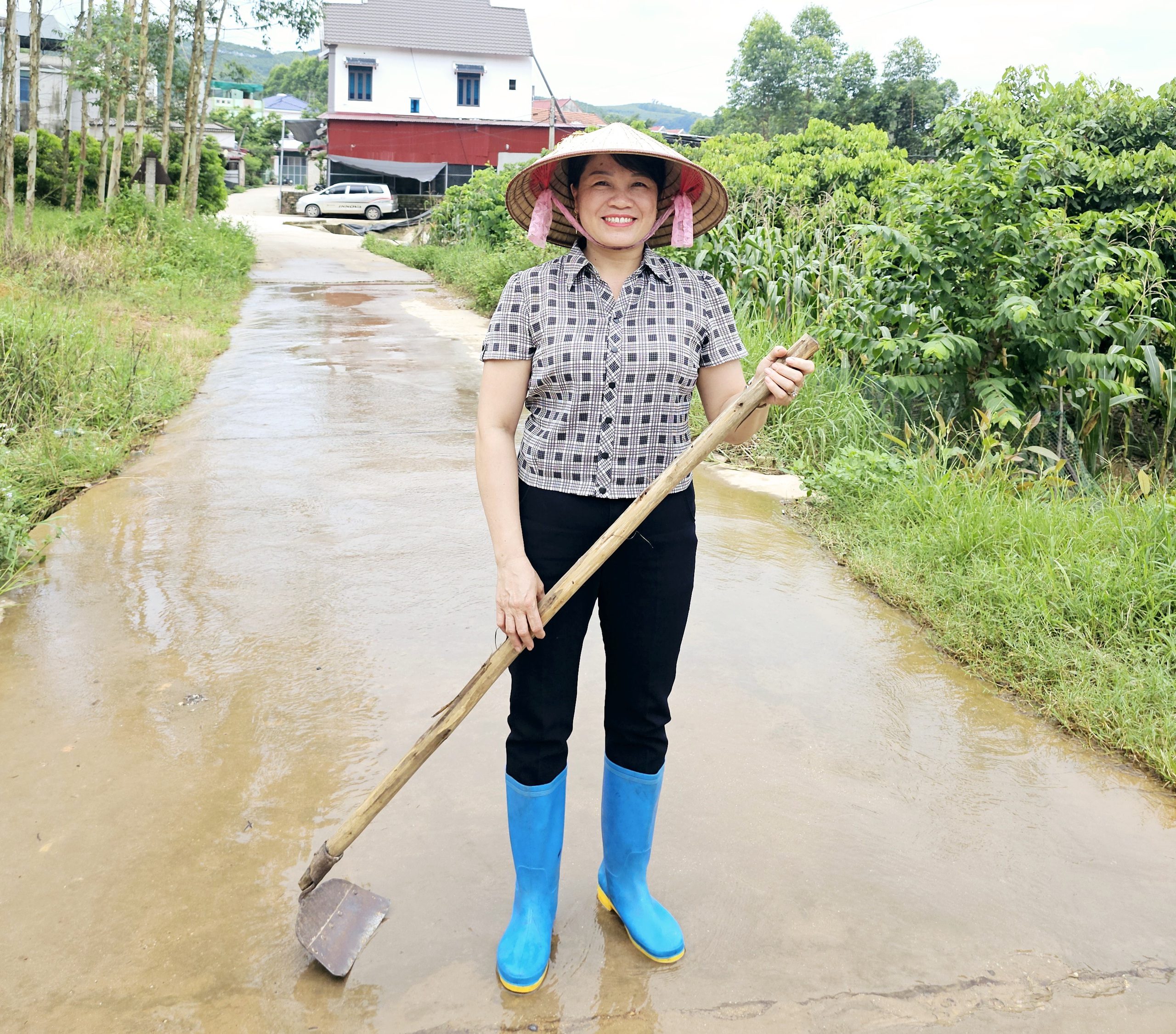 Người phụ nữ Cao Lan biến đất đồi thành tiền - Ảnh 1. Người phụ nữ Cao Lan biến đất đồi thành tiền - Ảnh 1.