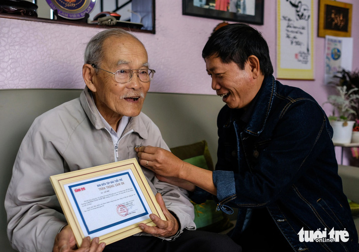 'Nhà Đà Lạt học' Lê Phỉ qua đời- Ảnh 1. "Nhà Đà Lạt học" Lê Phỉ nhận huy hiệu Bạn đọc cùng làm báo của báo Tuổi Trẻ - Ảnh: M.V.