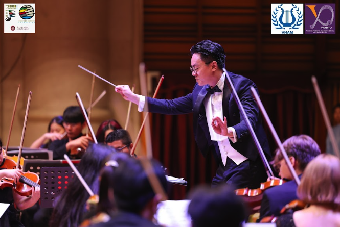 Nhạc trưởng Trần Nhật Minh biểu diễn cùng Dàn nhạc Giao hưởng Trẻ Thế giới- Ảnh 1. Nhạc trưởng Trần Nhật Minh biểu diễn cùng Dàn nhạc Giao hưởng Trẻ Thế giới- Ảnh 1.