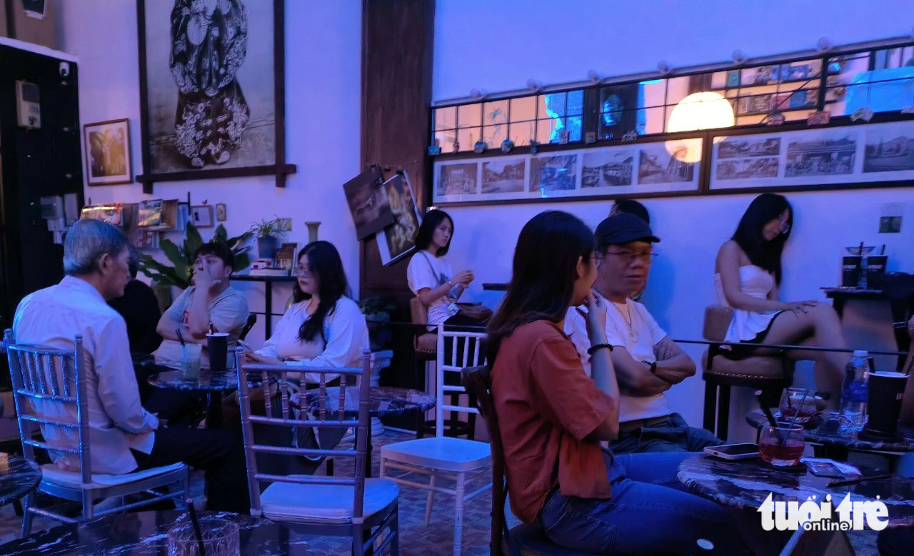 Khán giả nhiều lứa tuổi im lặng nghe kịch đọc vở Thiên Thiên - Ảnh: LINH ĐOAN Khán giả nhiều lứa tuổi im lặng nghe kịch đọc vở Thiên Thiên - Ảnh: LINH ĐOAN