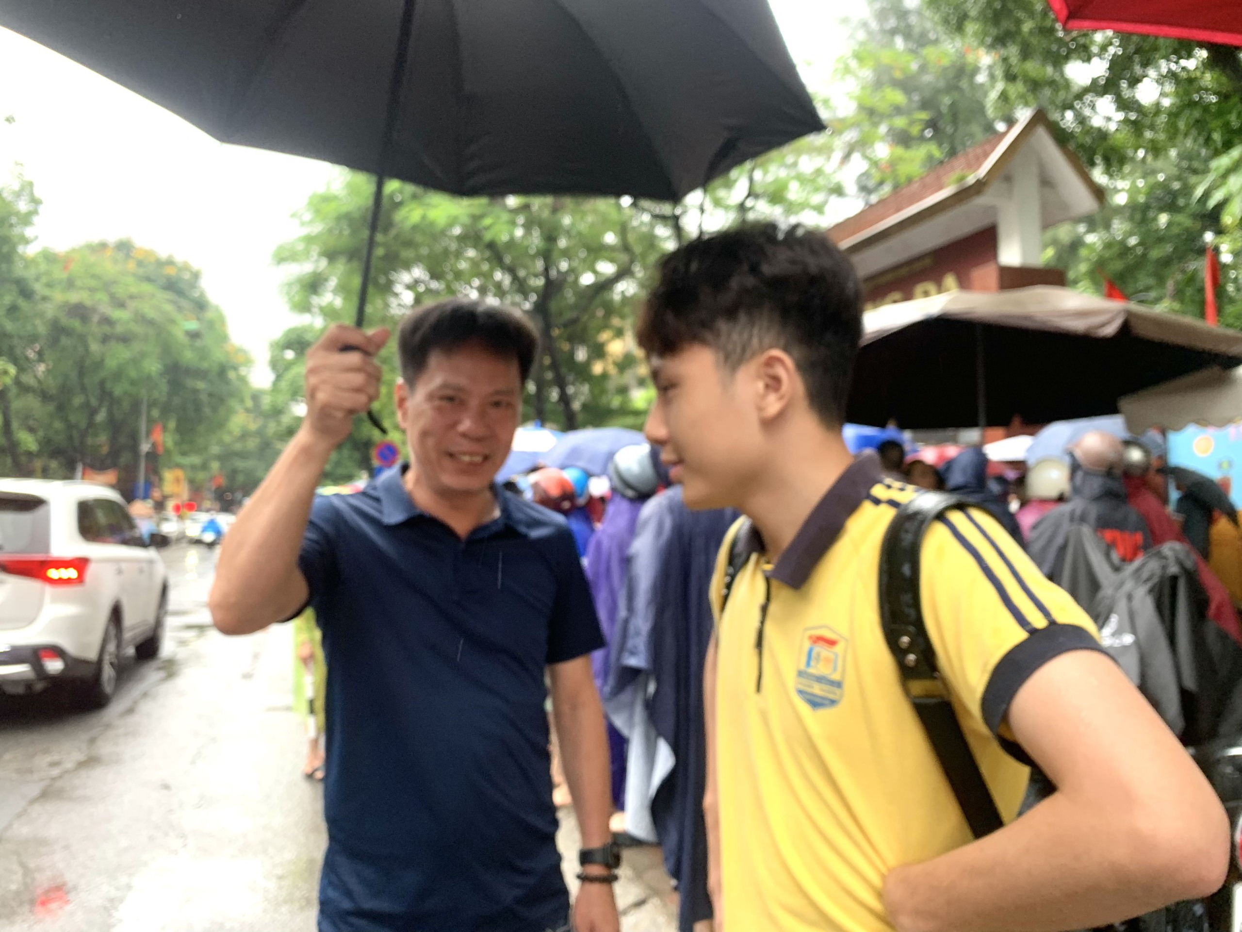 Kết thúc kỳ thi vào lớp 10 Hà Nội: Nhiều thí sinh khóc vì đề Toán khó hơn năm ngoái- Ảnh 1. Kết thúc kỳ thi vào lớp 10 Hà Nội: Nhiều thí sinh khóc vì đề Toán khó hơn năm ngoái- Ảnh 1.