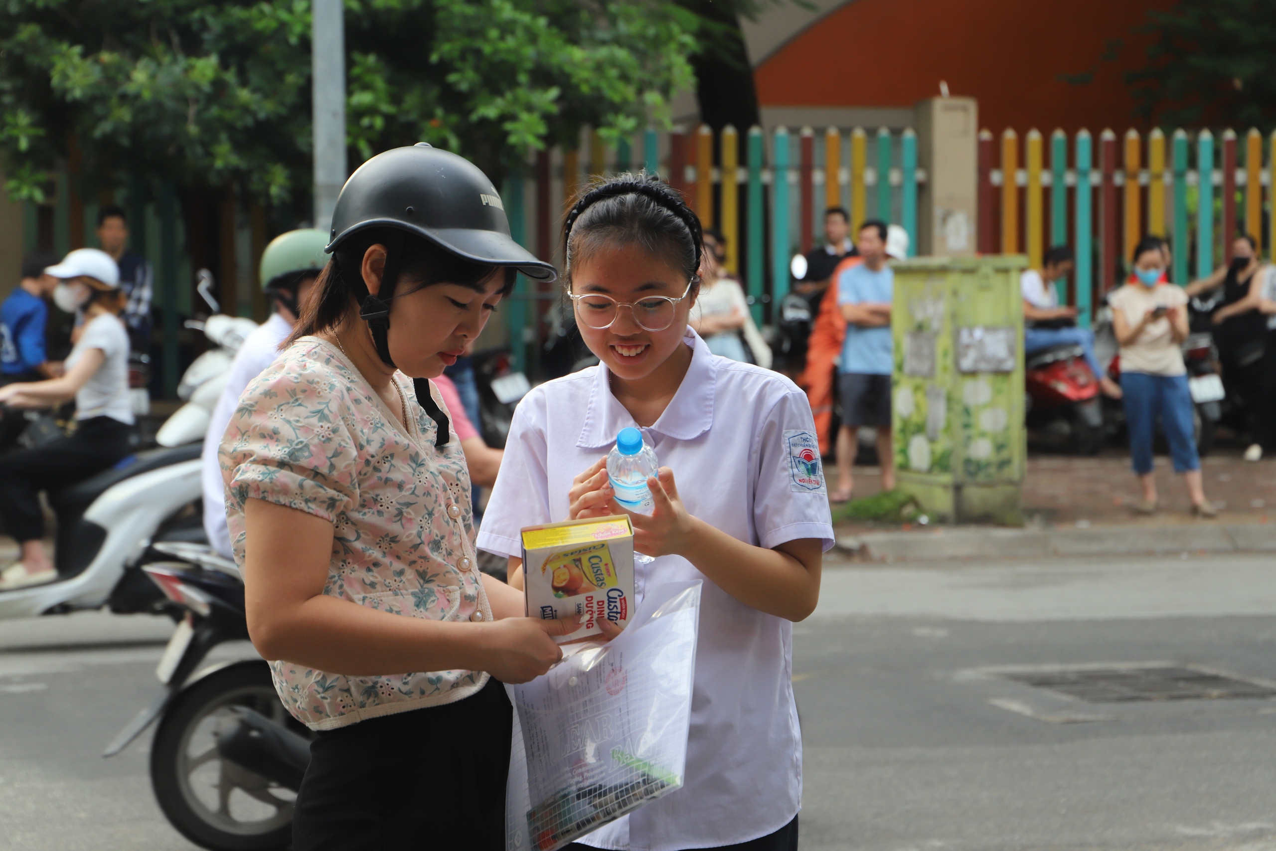 Thi vào 10 Hà Nội: Những hình ảnh yêu thương của bố mẹ dành cho con trong buổi thi đầu tiên- Ảnh 1. Thi vào 10 Hà Nội: Những hình ảnh yêu thương của bố mẹ dành cho con trong buổi thi đầu tiên- Ảnh 1.