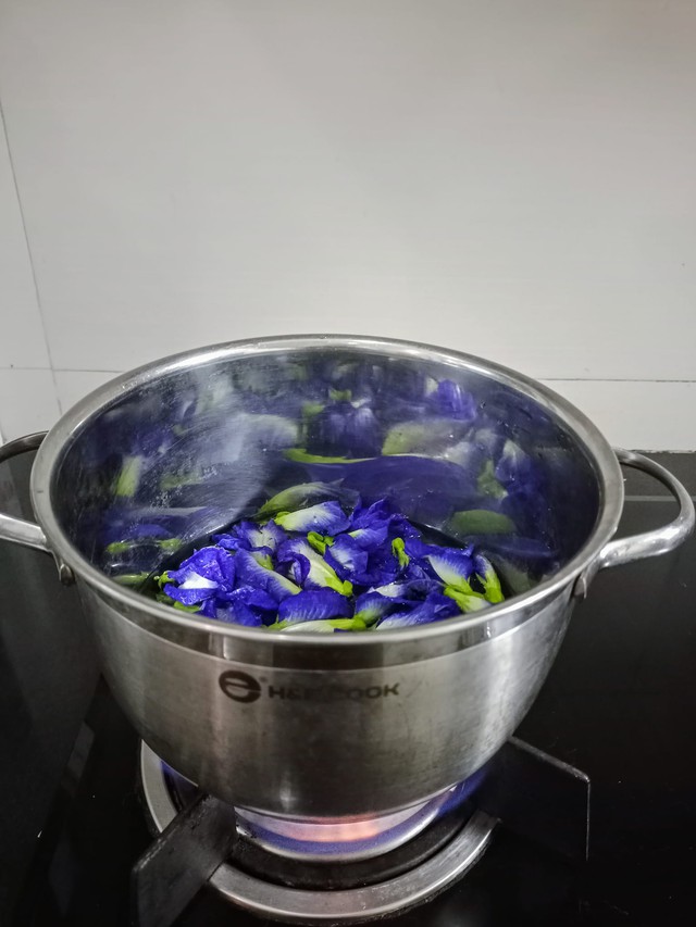Những món ăn ngon, đẹp mắt, giải nhiệt ngày hè chế biến từ hoa đậu biếc được trồng nhiều ở ban công- Ảnh 2. Những món ăn ngon, đẹp mắt, giải nhiệt ngày hè chế biến từ hoa đậu biếc được trồng nhiều ở ban công- Ảnh 2.