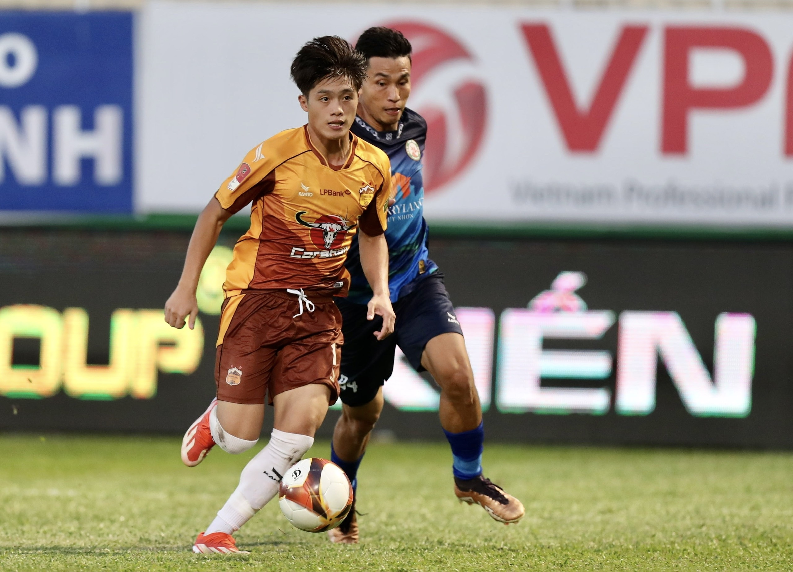 Quốc Việt đang có 2 mùa bóng tích cực thử sức tại V-League Quốc Việt đang có 2 mùa bóng tích cực thử sức tại V-League
