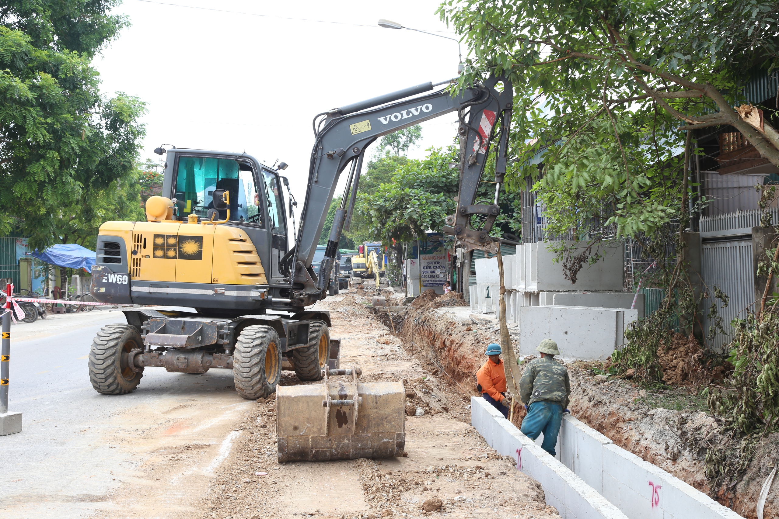 Nỗ lực nâng cấp, sửa chữa, tối ưu hiệu quả khai thác các tuyến đường ở xứ Nghệ- Ảnh 1. Nỗ lực nâng cấp, sửa chữa, tối ưu hiệu quả khai thác các tuyến đường ở xứ Nghệ- Ảnh 1.