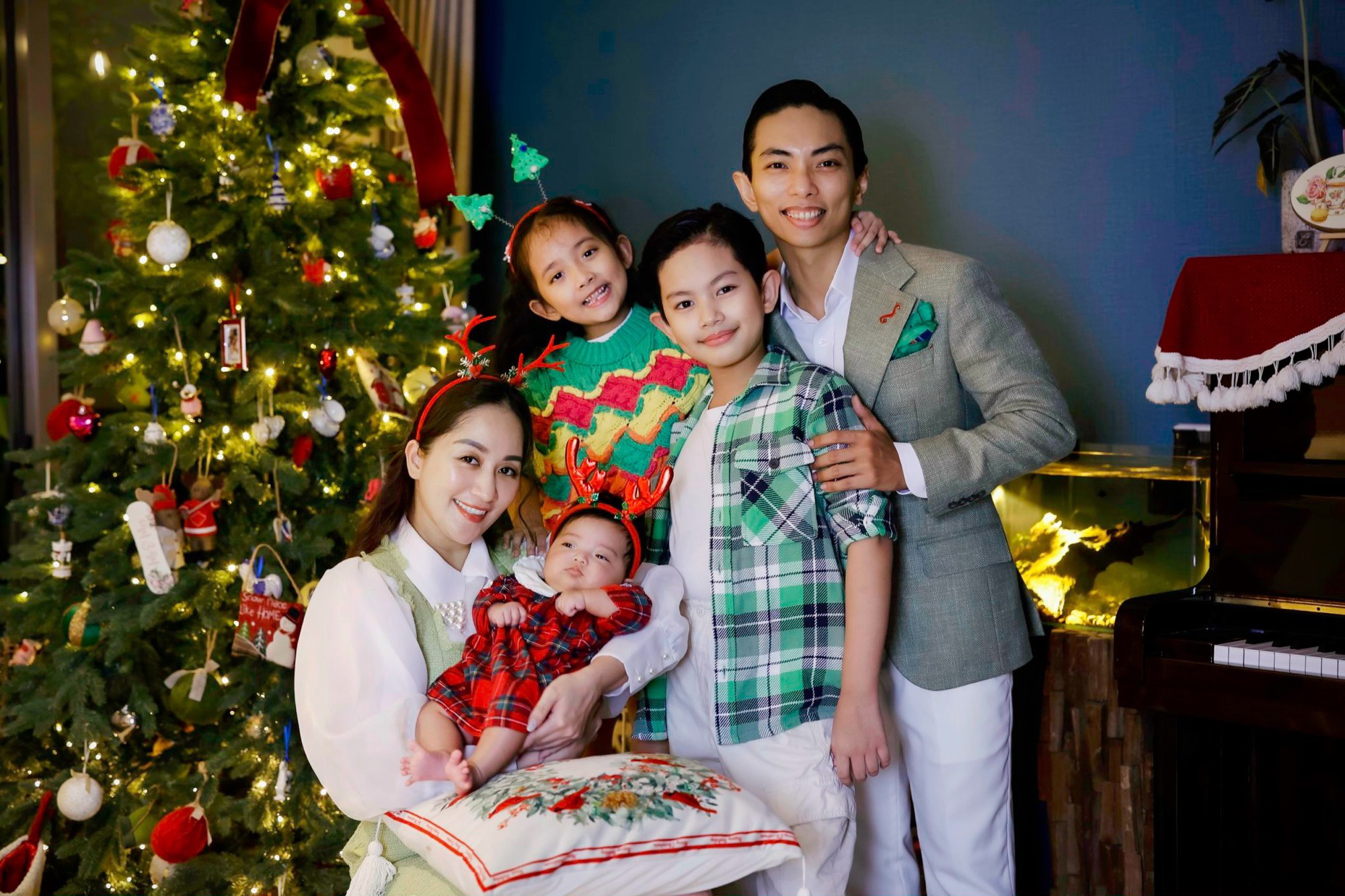 Phan Hiển khoe ảnh gia đình hạnh phúc dịp Noel 2023, hé lộ chuyện hậu trường lỡ "nói xấu" Khánh Thi - Ảnh 1. Phan Hiển khoe ảnh gia đình hạnh phúc dịp Noel 2023, hé lộ chuyện hậu trường lỡ "nói xấu" Khánh Thi - Ảnh 1.